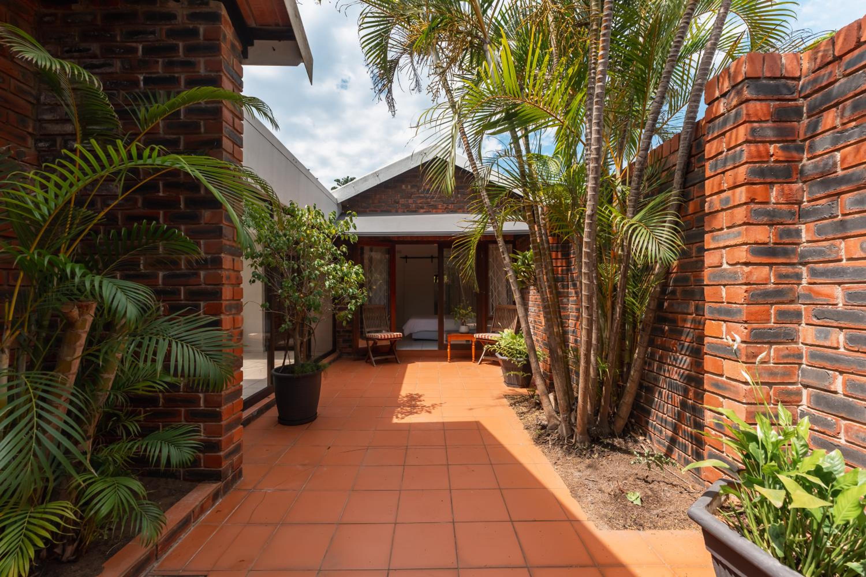 Five-Bedroom House photo 2