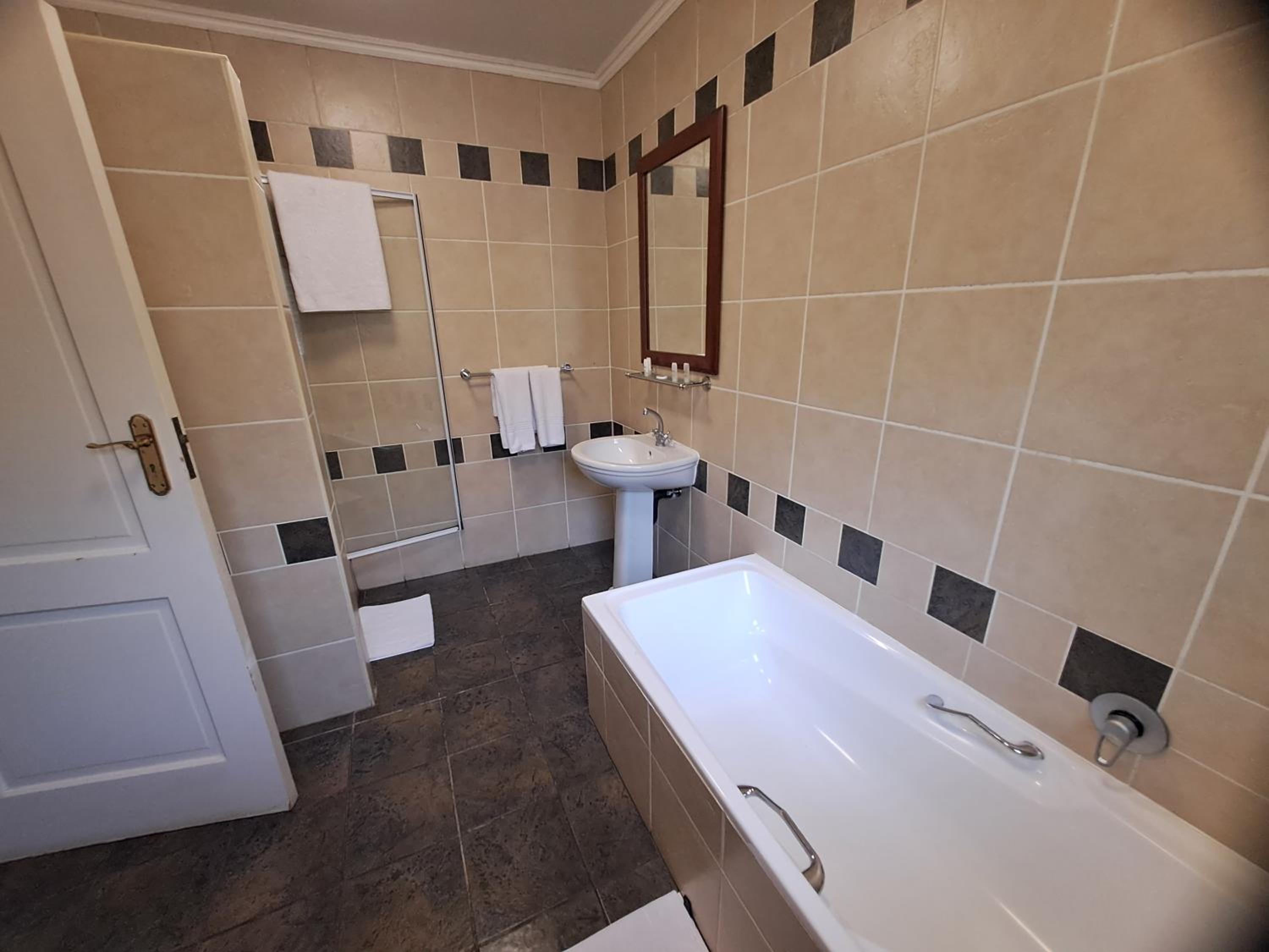 Standard Lodge Room - Photo 9