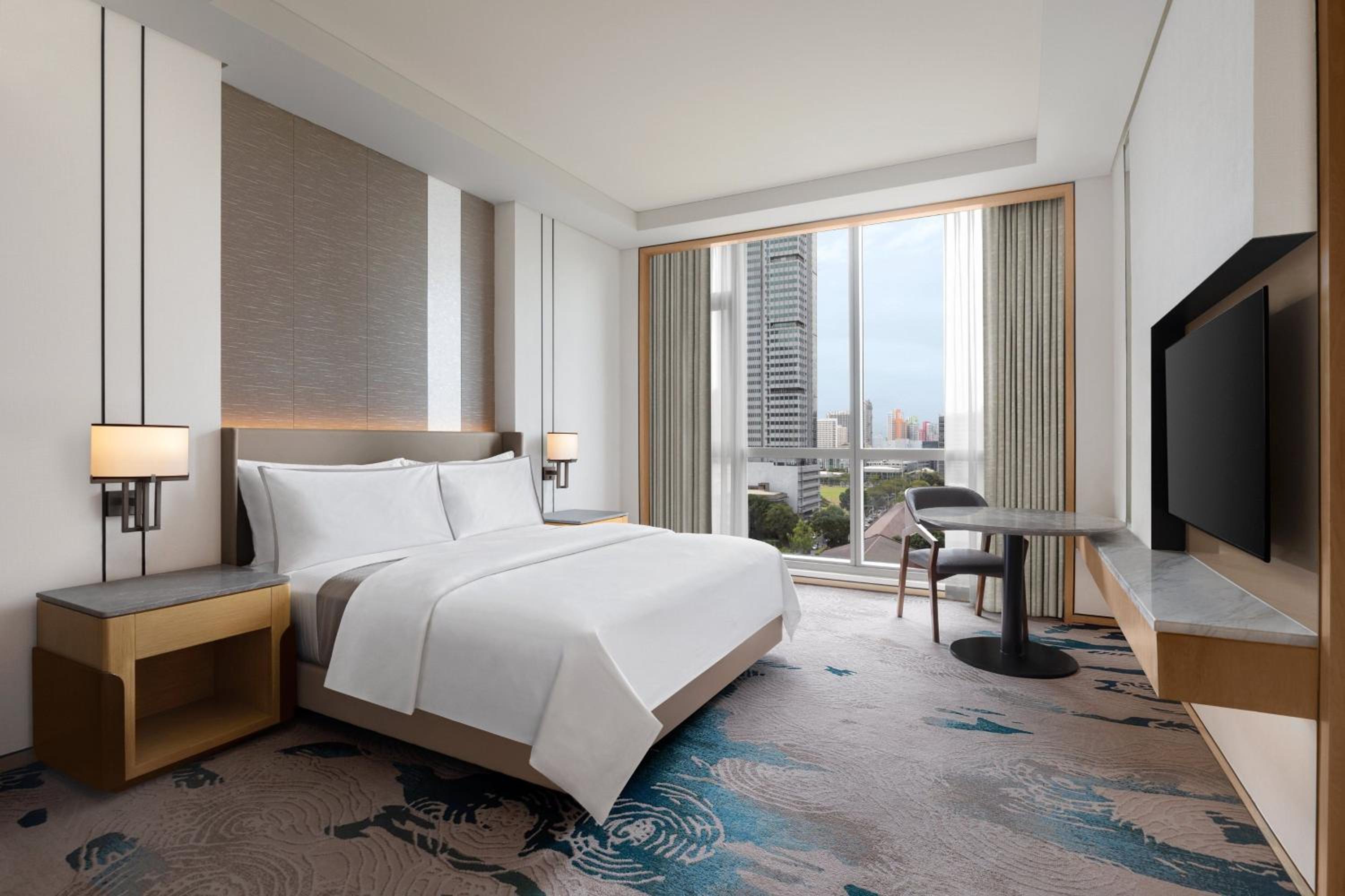 Deluxe King Room with City View - Photo 8