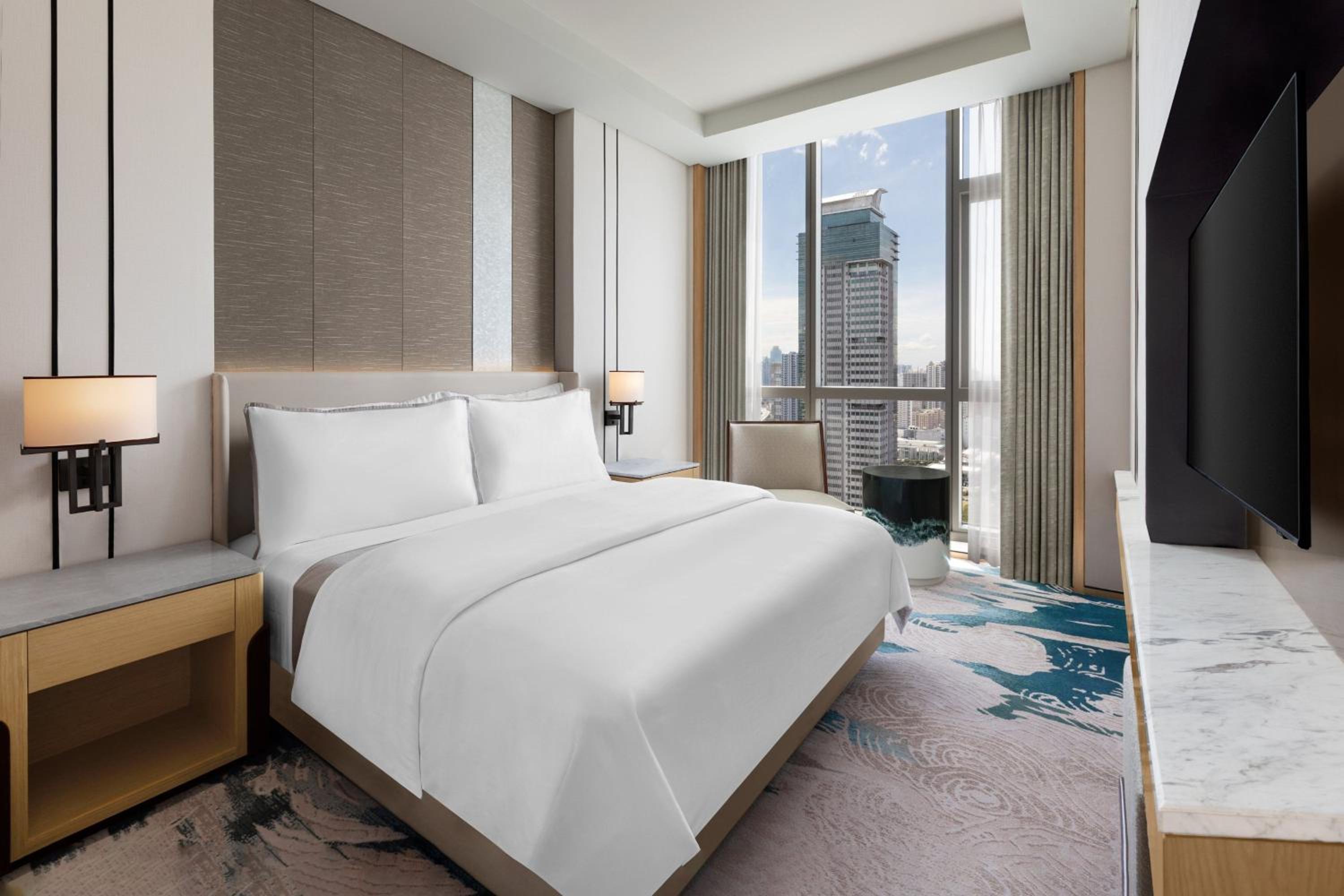 Deluxe King Suite - Club Lounge Access - Photo 1
