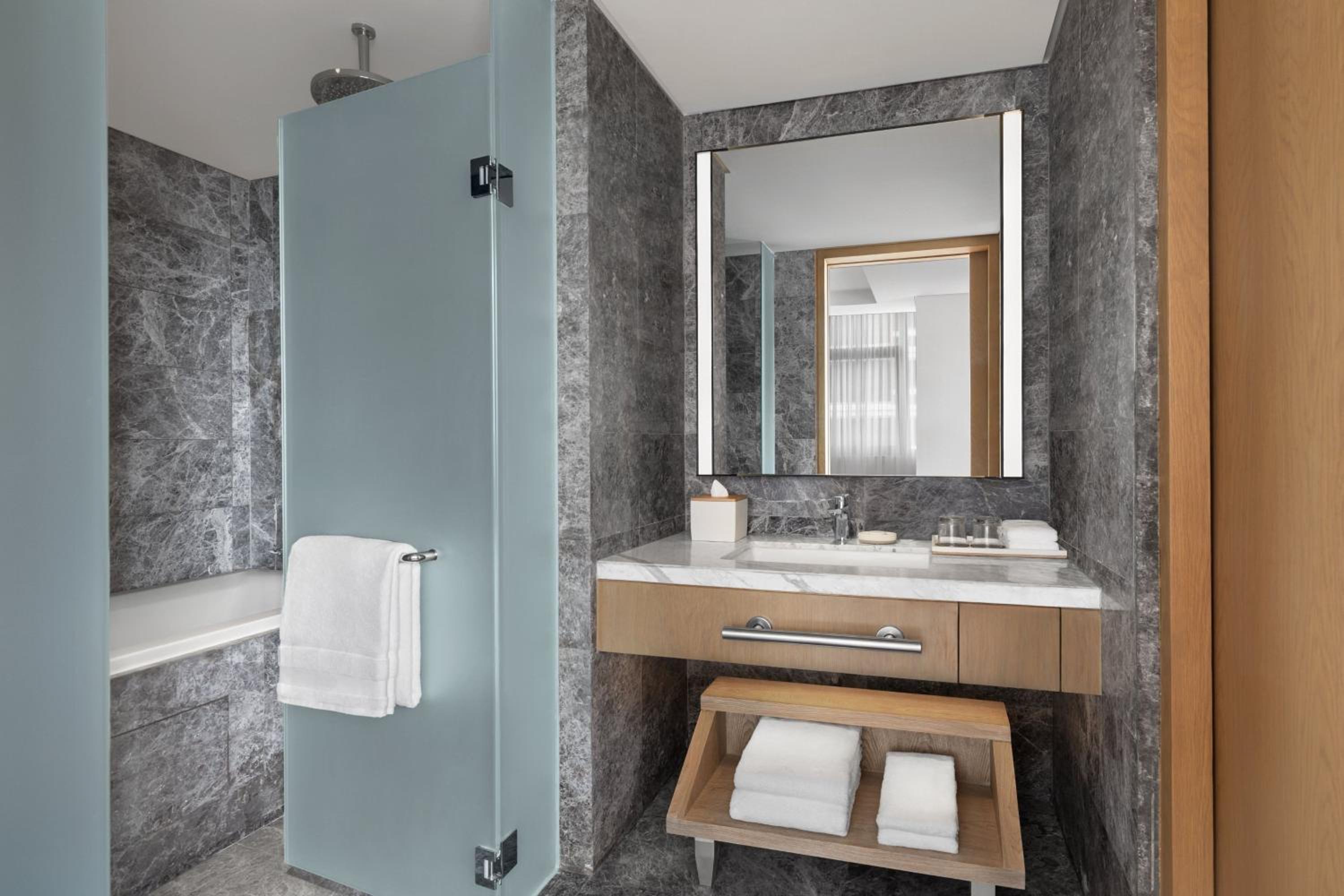  Deluxe Double Room with Two Double Beds and City View - Photo 4