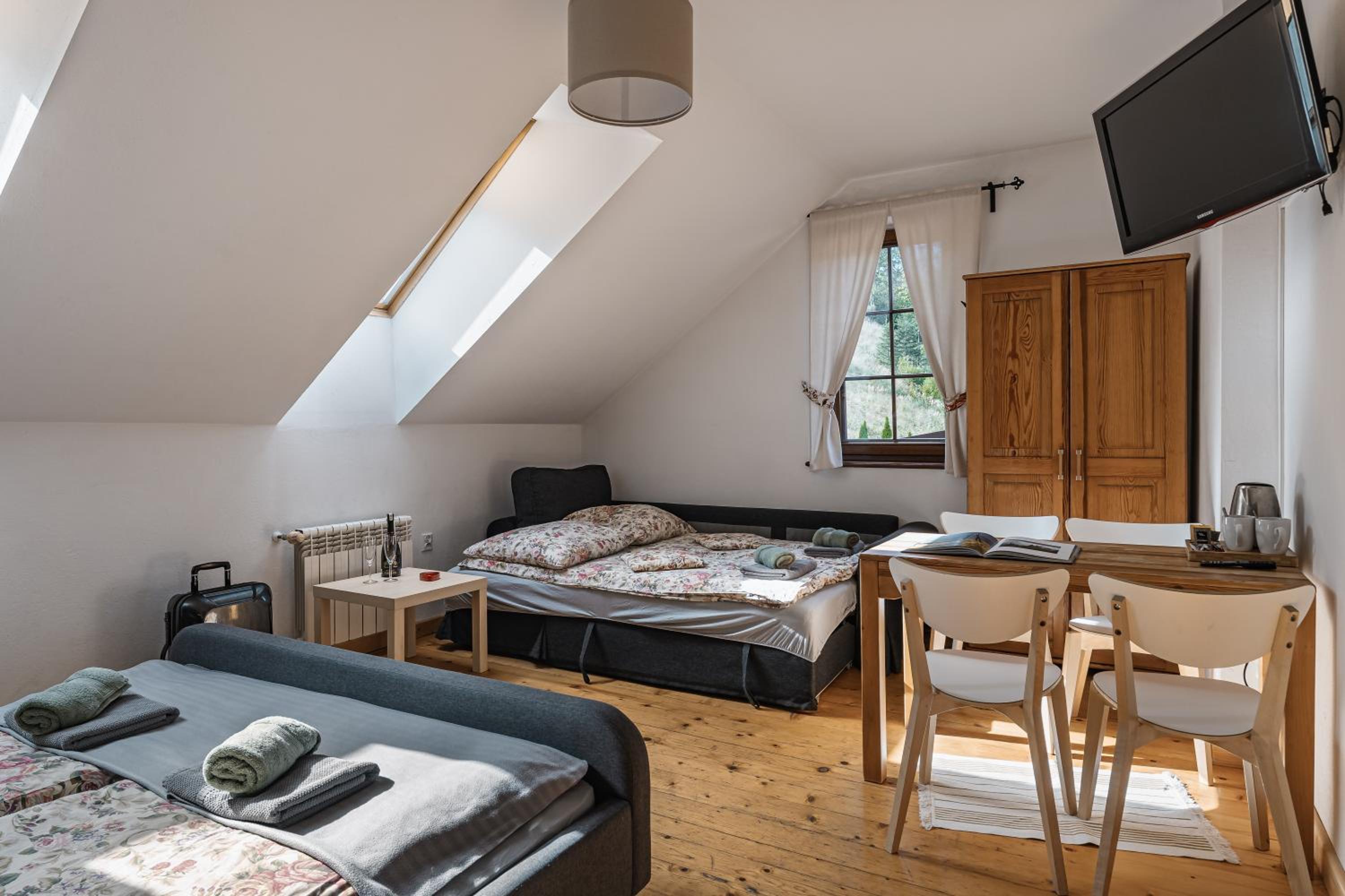 Quadruple Room with Bathroom - Photo 3
