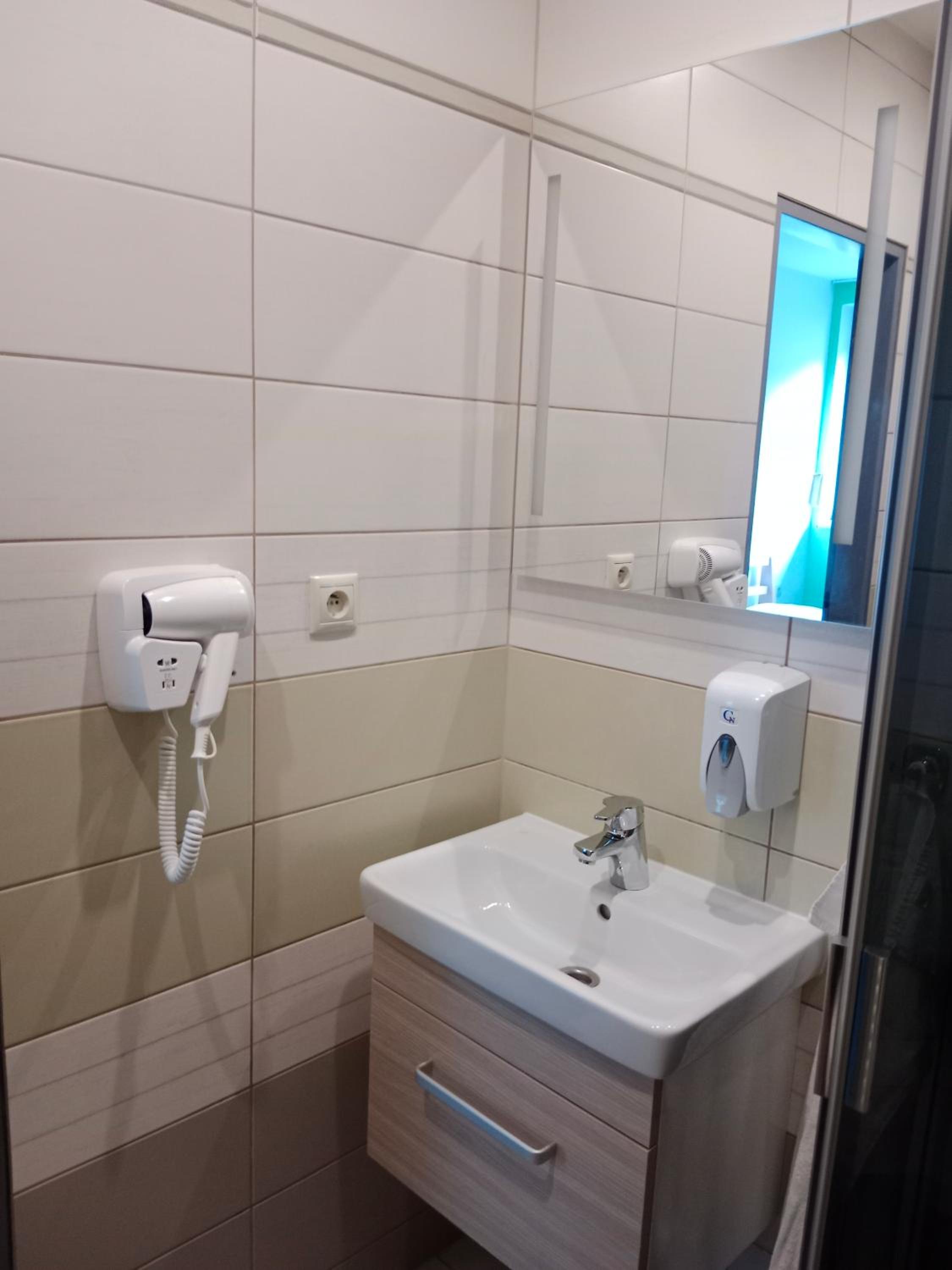Quadruple Room with Private Bathroom photo 3