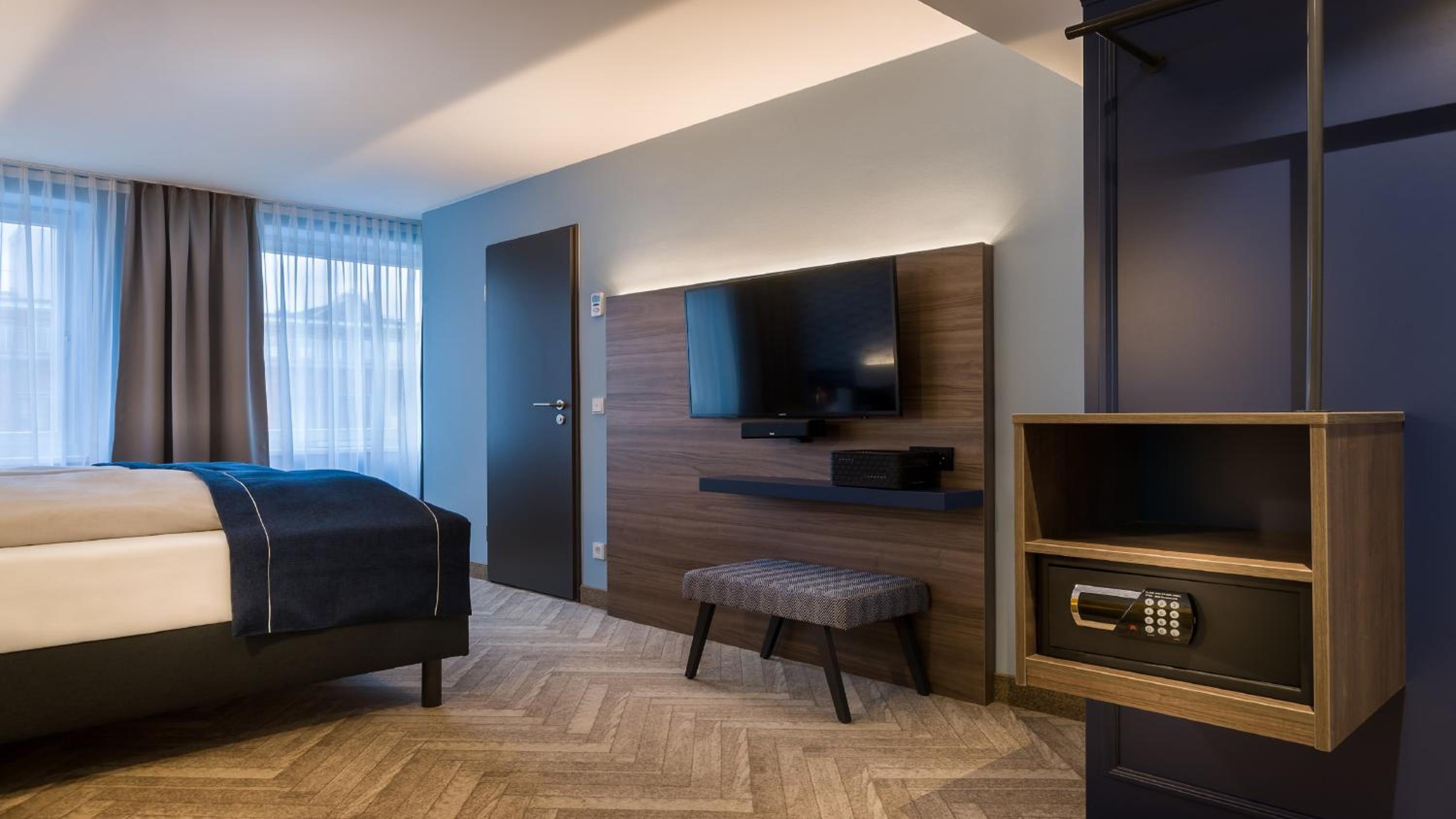 Premium Queen room with single sofa bed thumbnail 6