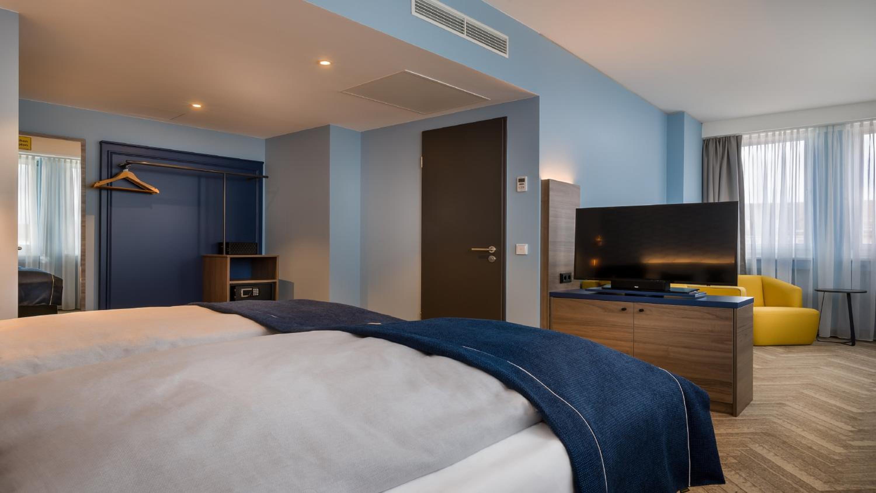 Premium Queen room with single sofa bed thumbnail 5