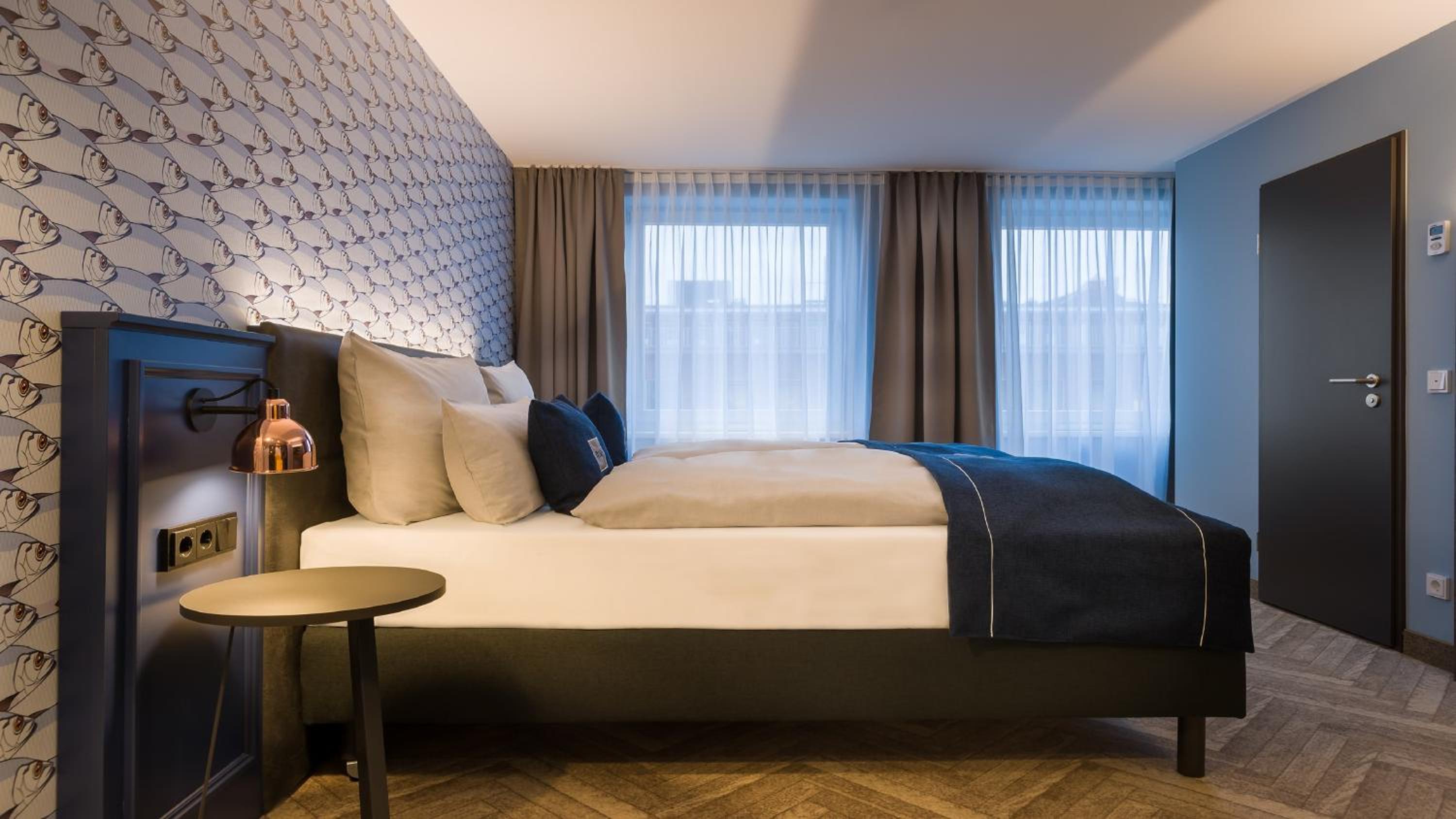 Premium Queen room with single sofa bed