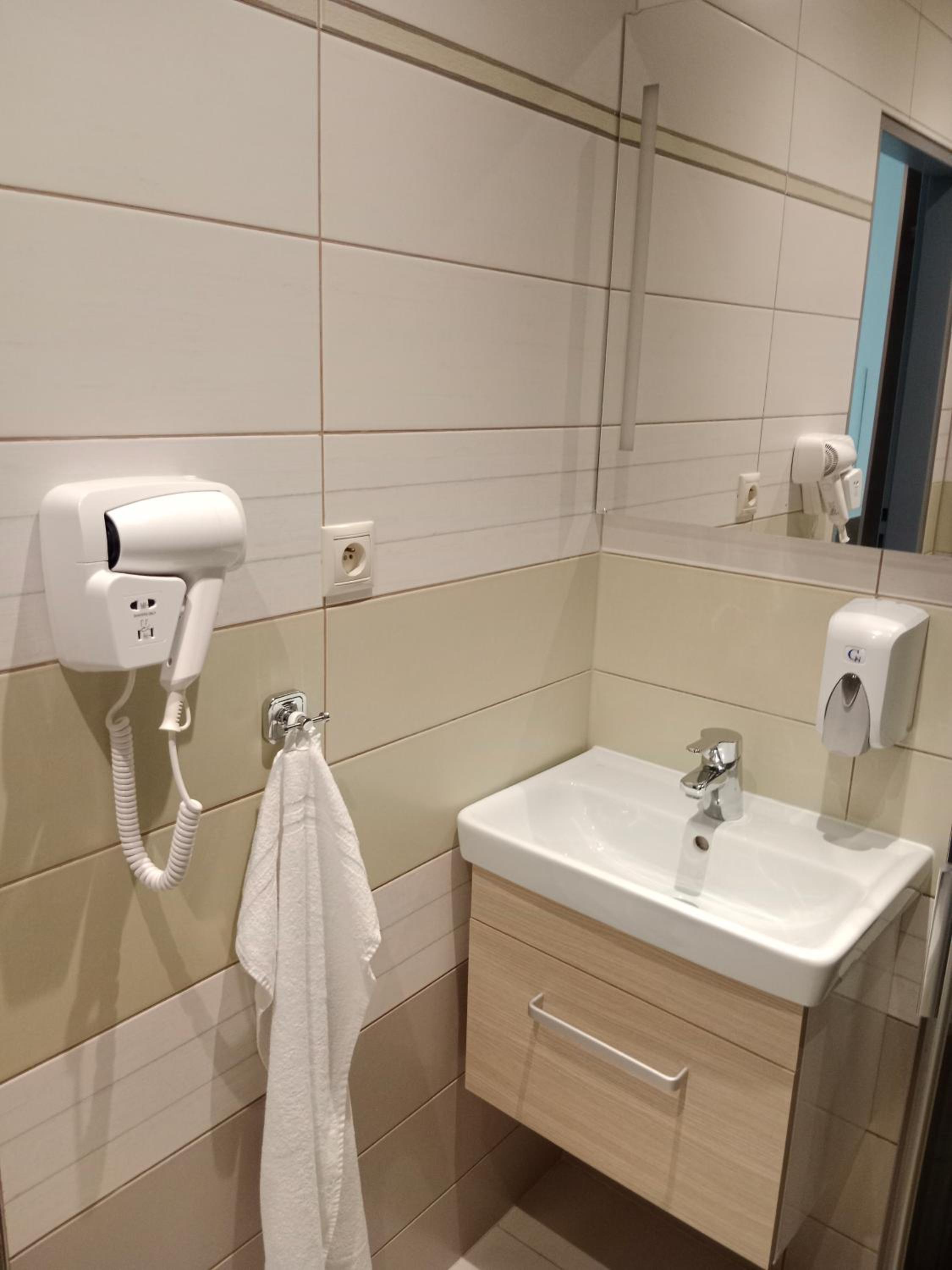 Quadruple Room with Private Bathroom photo 3