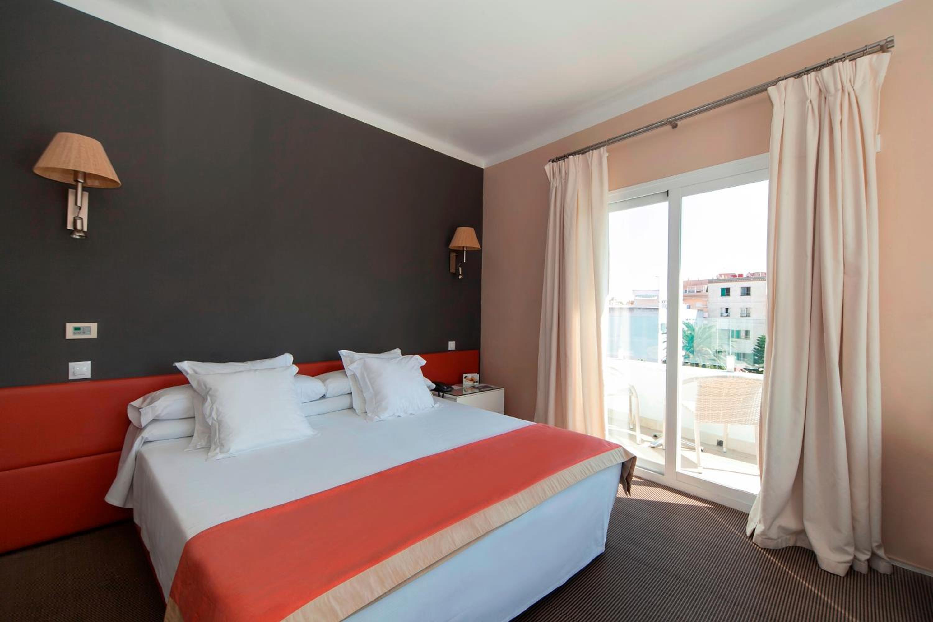Twin Room thumbnail 6