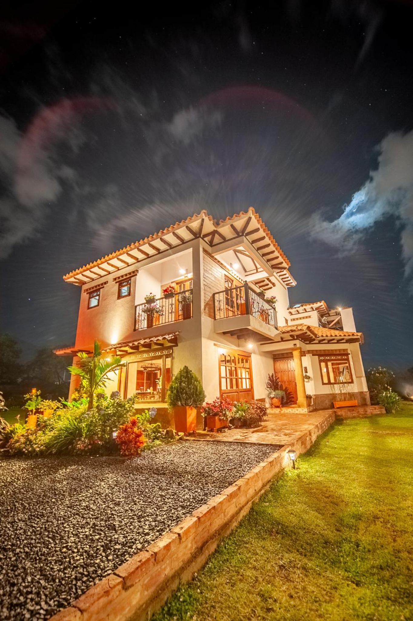 Six-Bedroom House photo 2