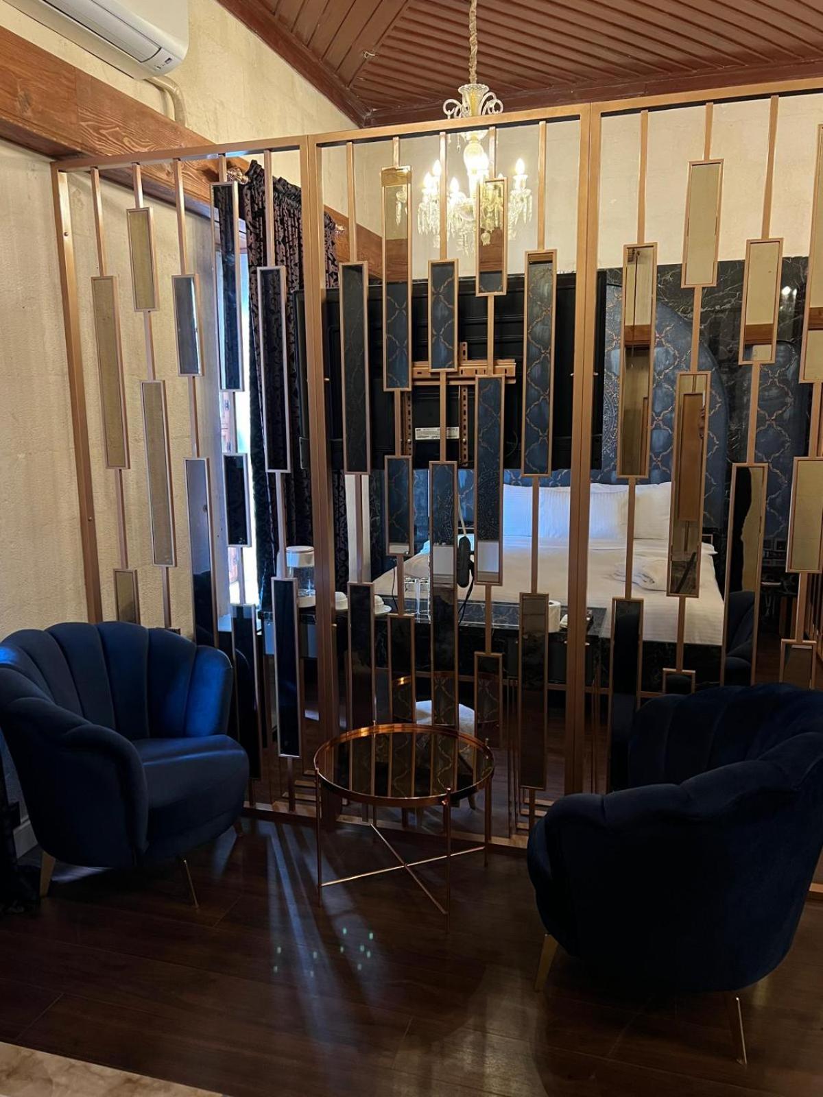 Deluxe King Suite photo 2