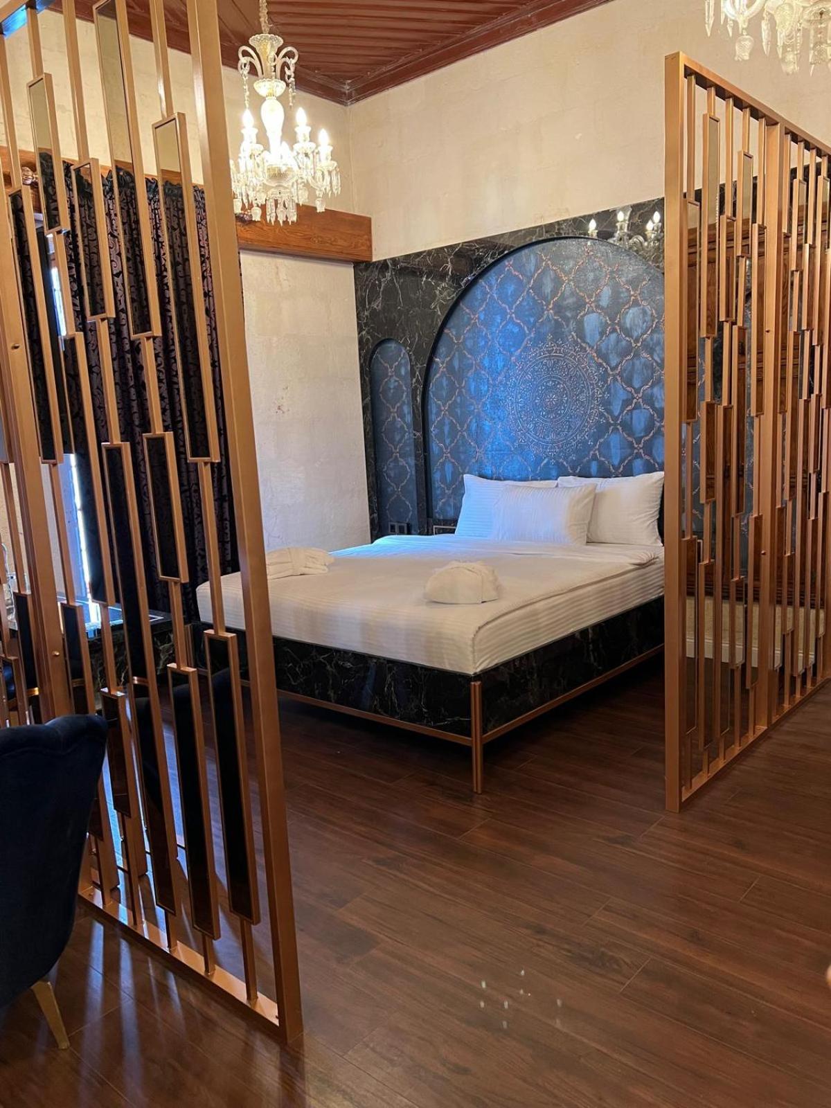 Deluxe King Suite photo 1