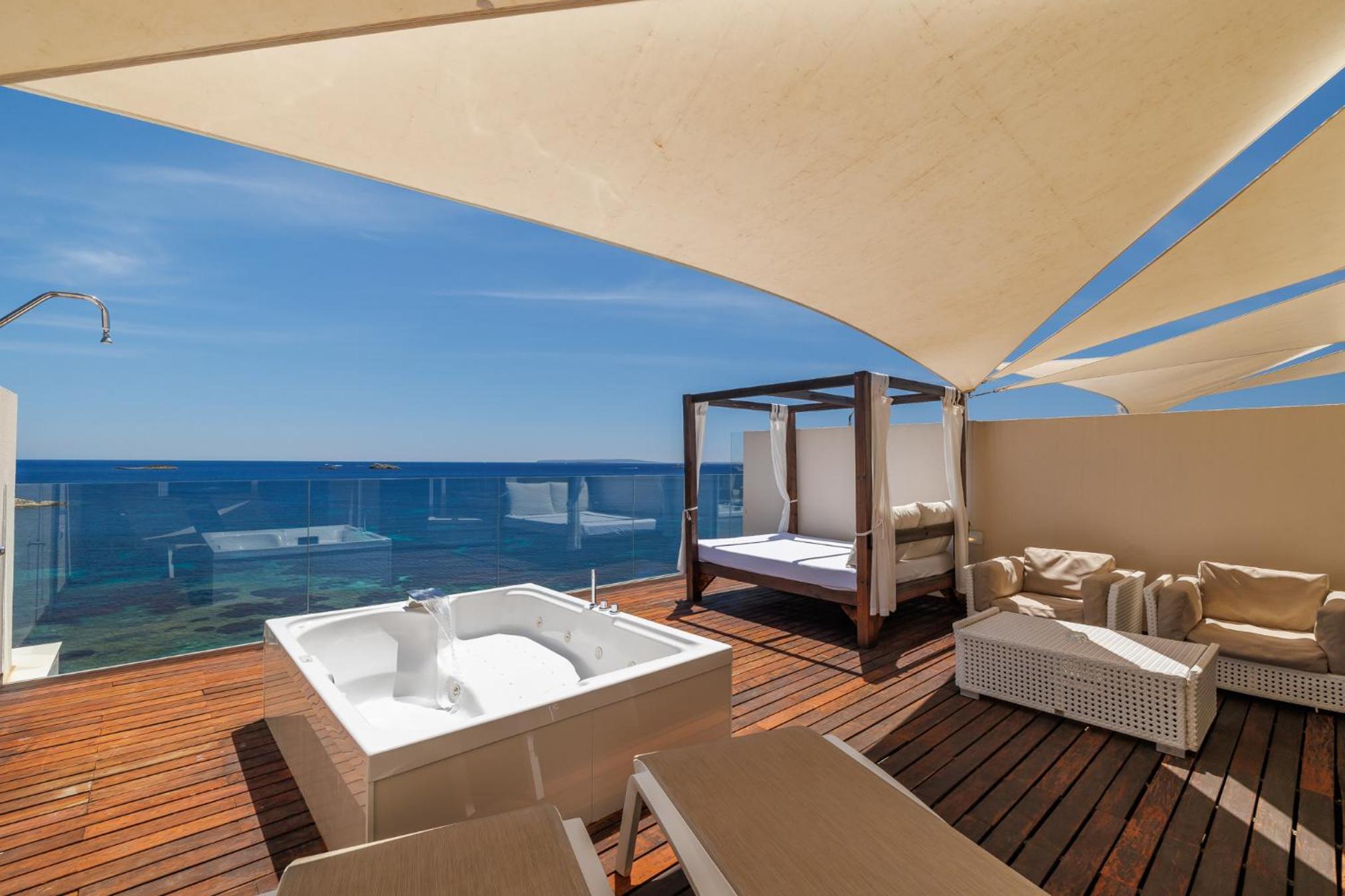Suite with Sea View and Hot Tub - Free Spa Access photo 2