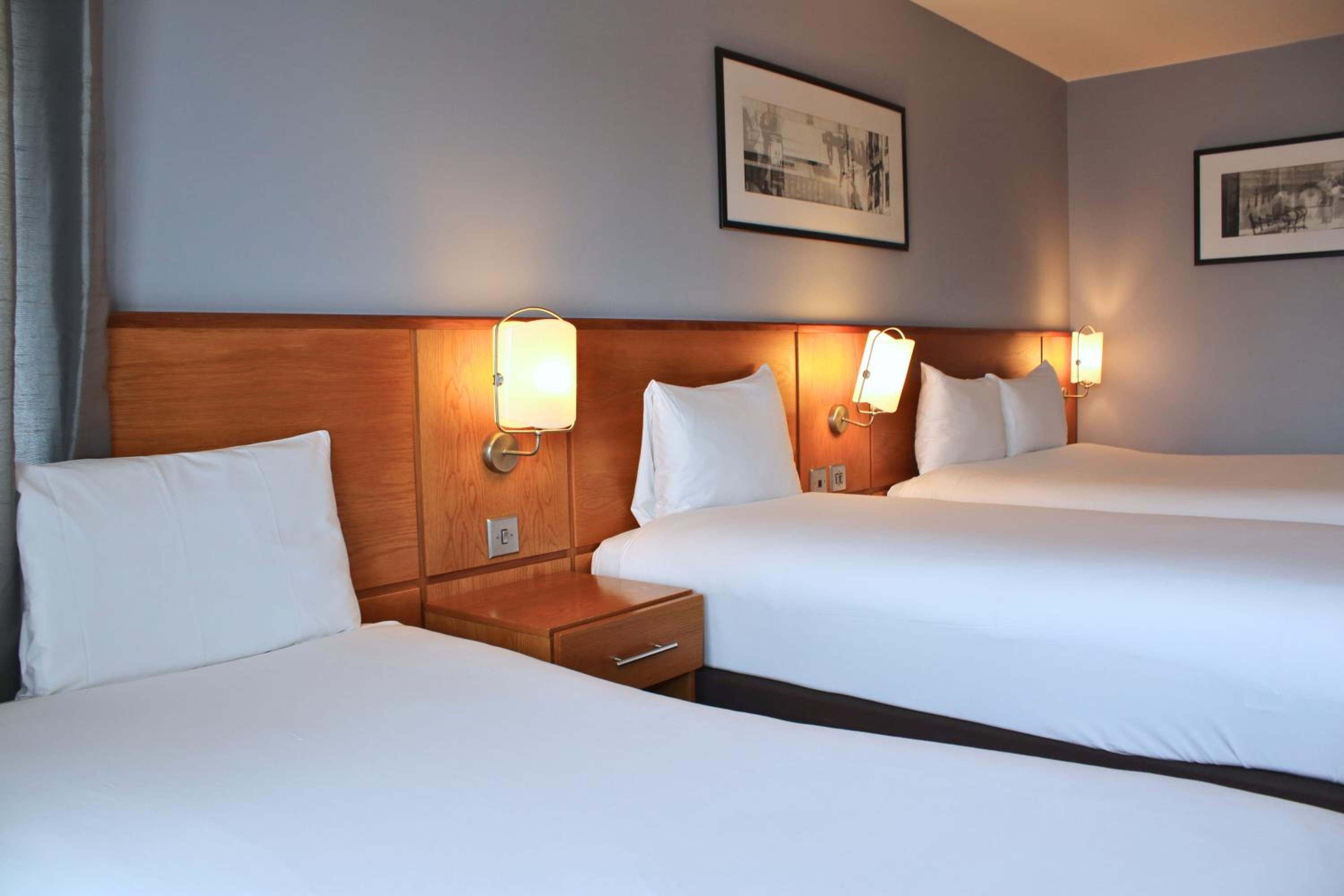 Family Room With Double Bed And Twin Beds photo 2