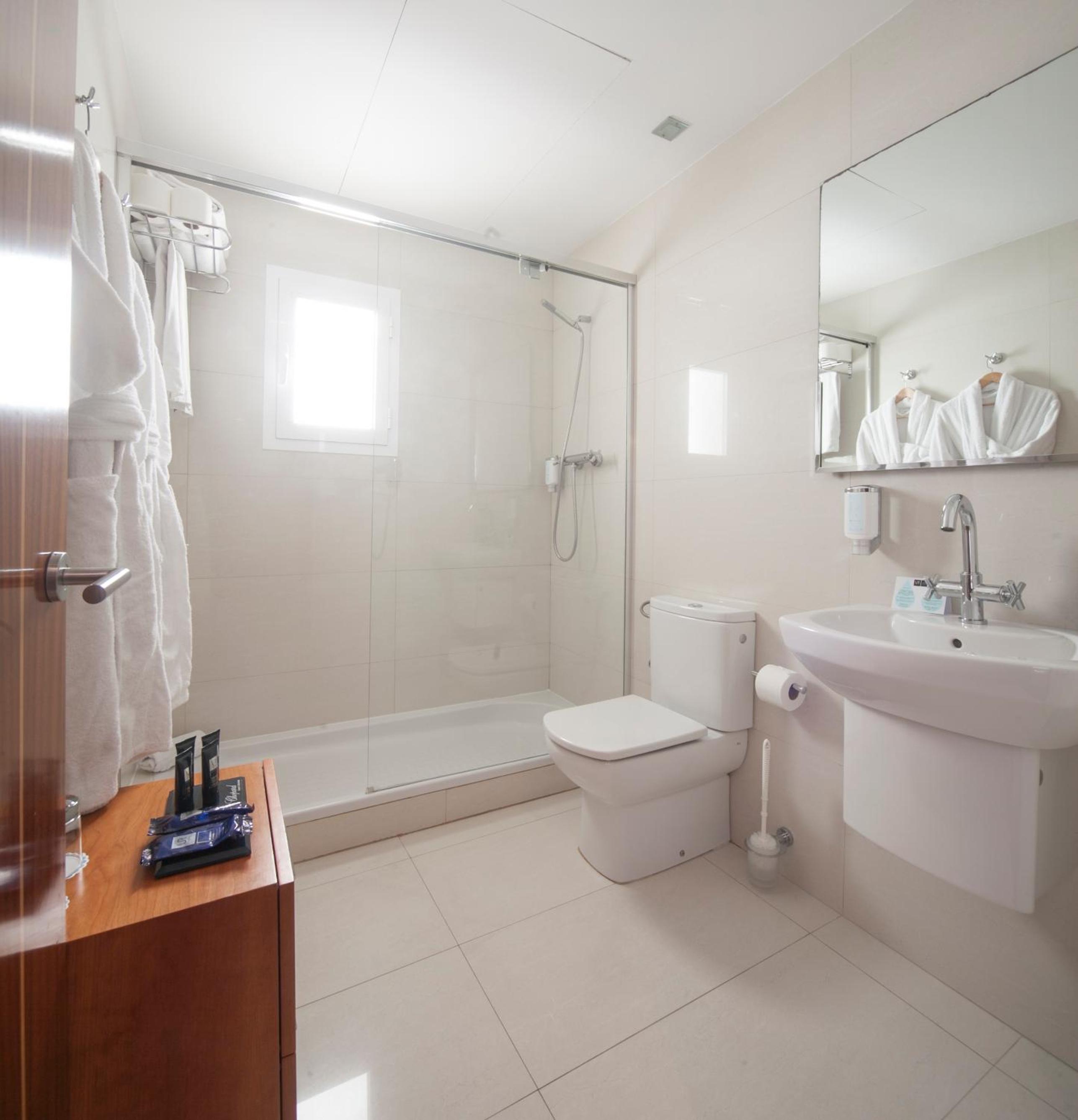 Triple Room thumbnail 6