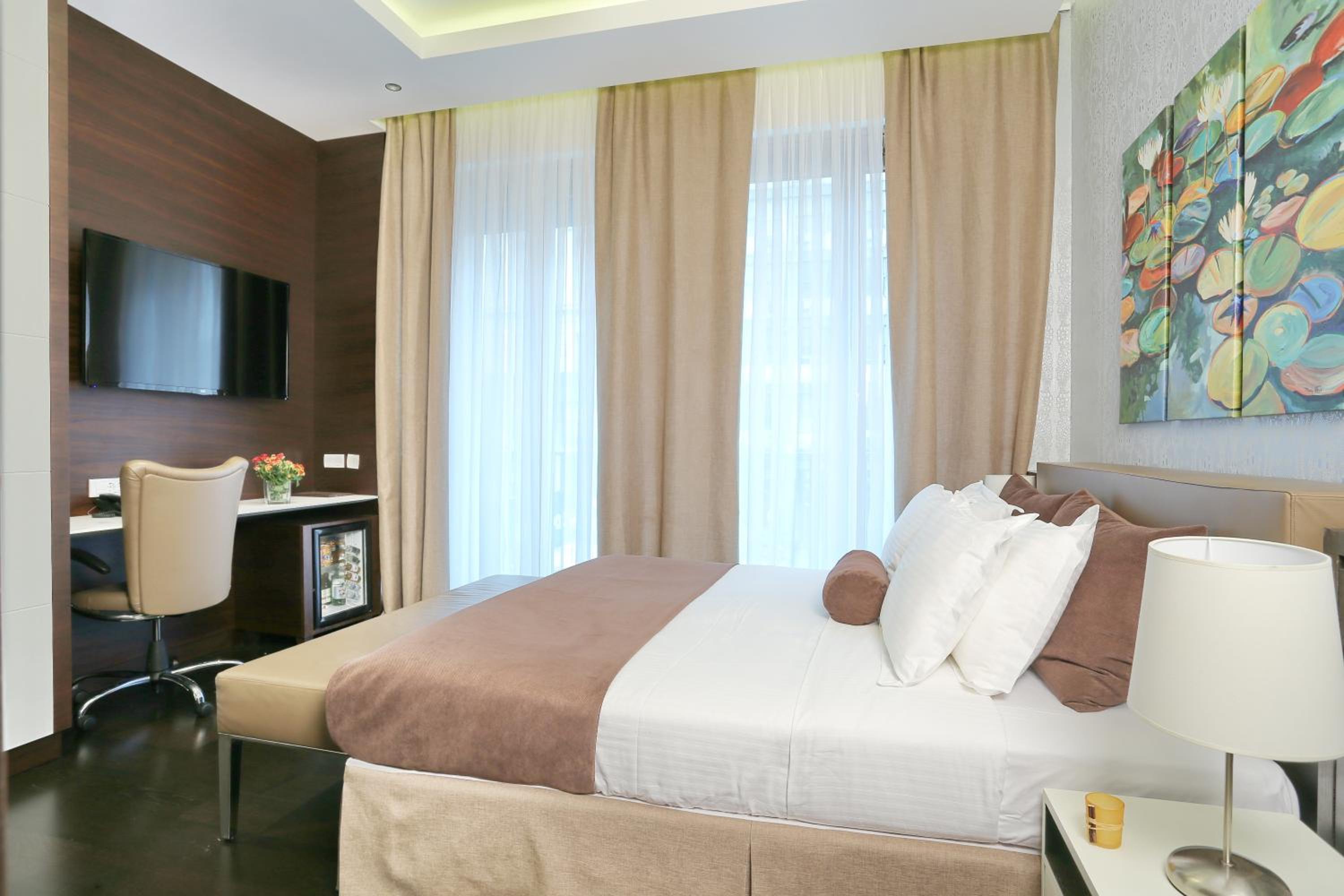 Luxury Suite with Free Parking - Photo 9