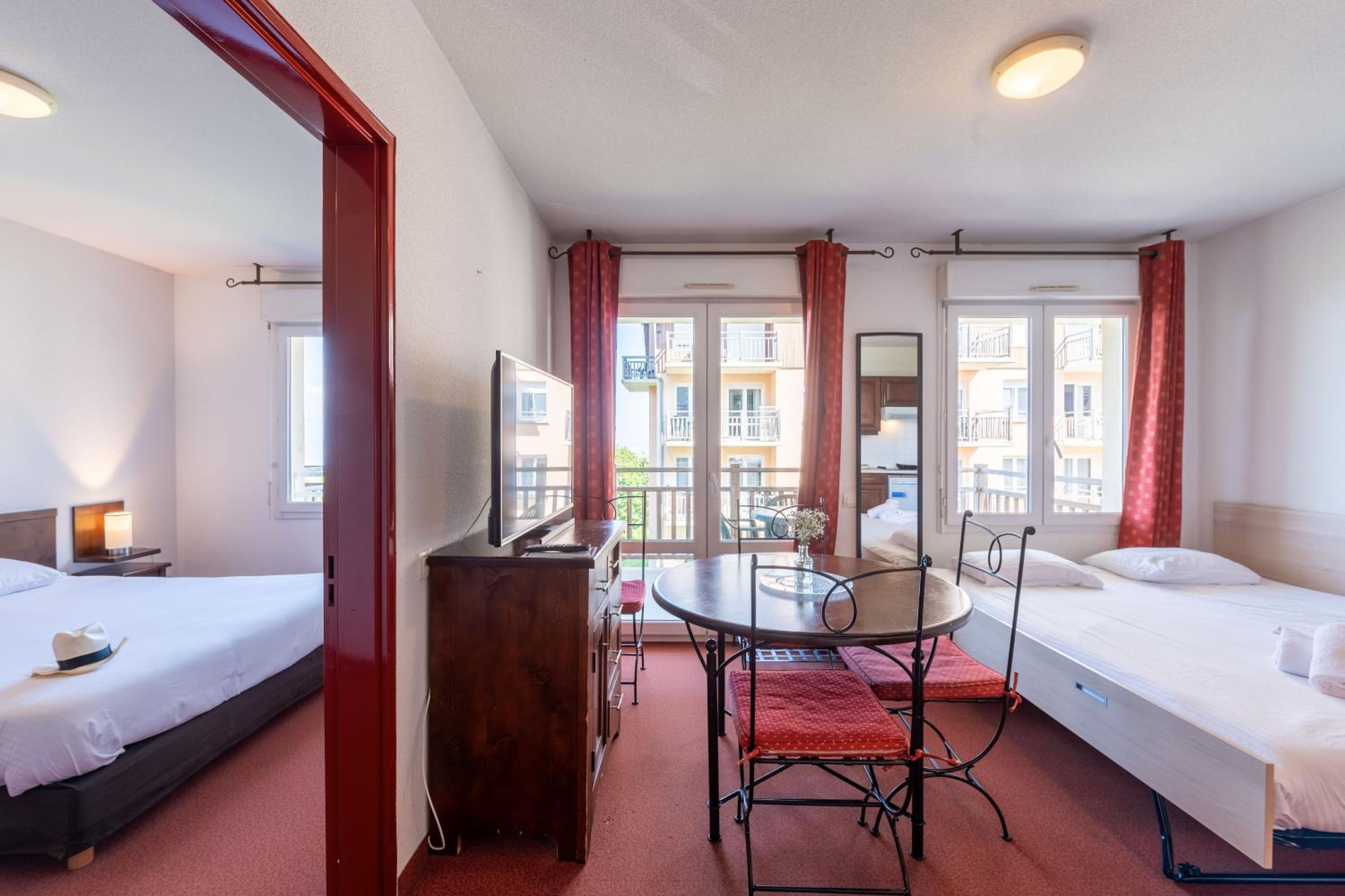 One Bedroom Apartment with Lake View - Photo 8