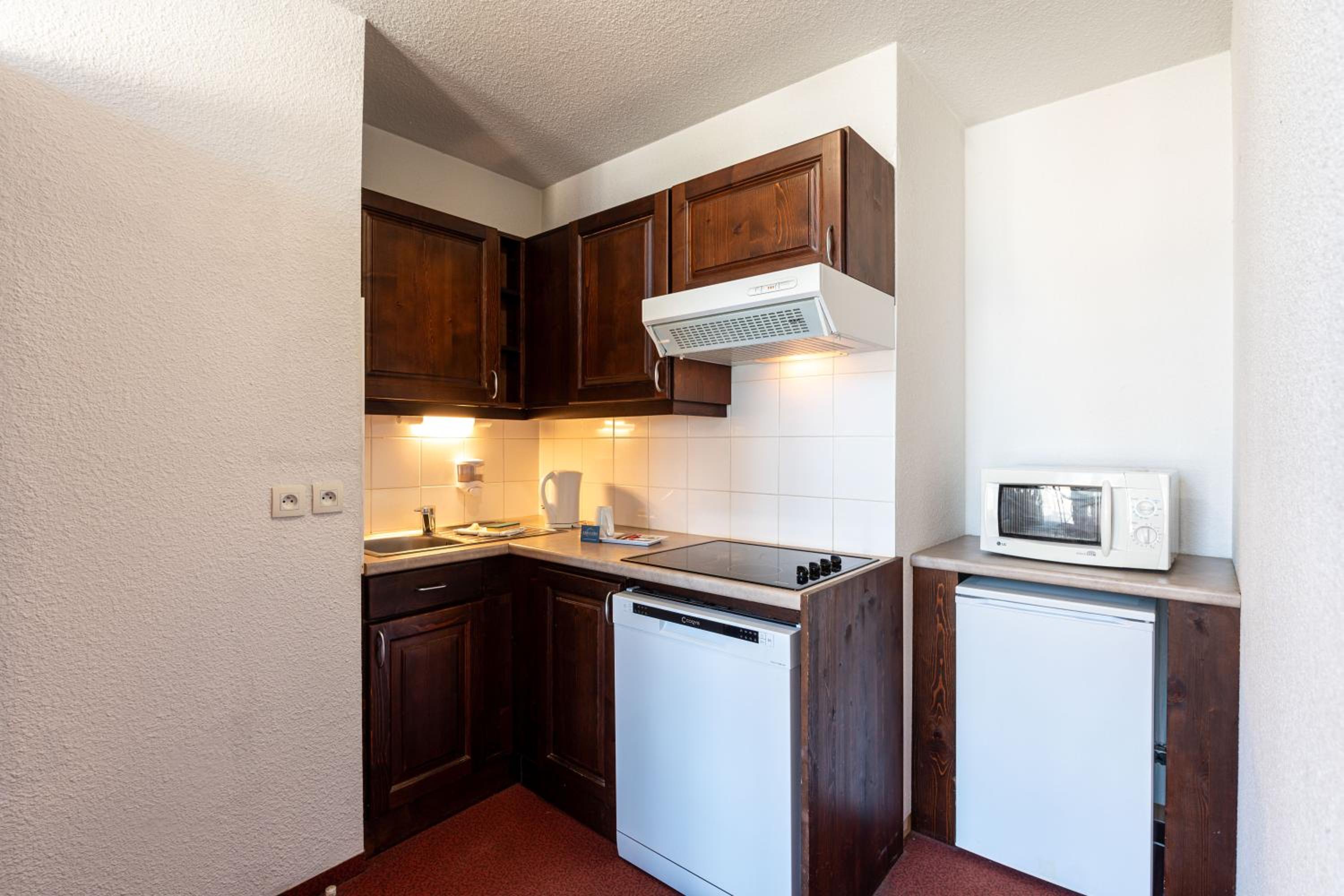 One Bedroom Apartment with Lake View - Photo 7