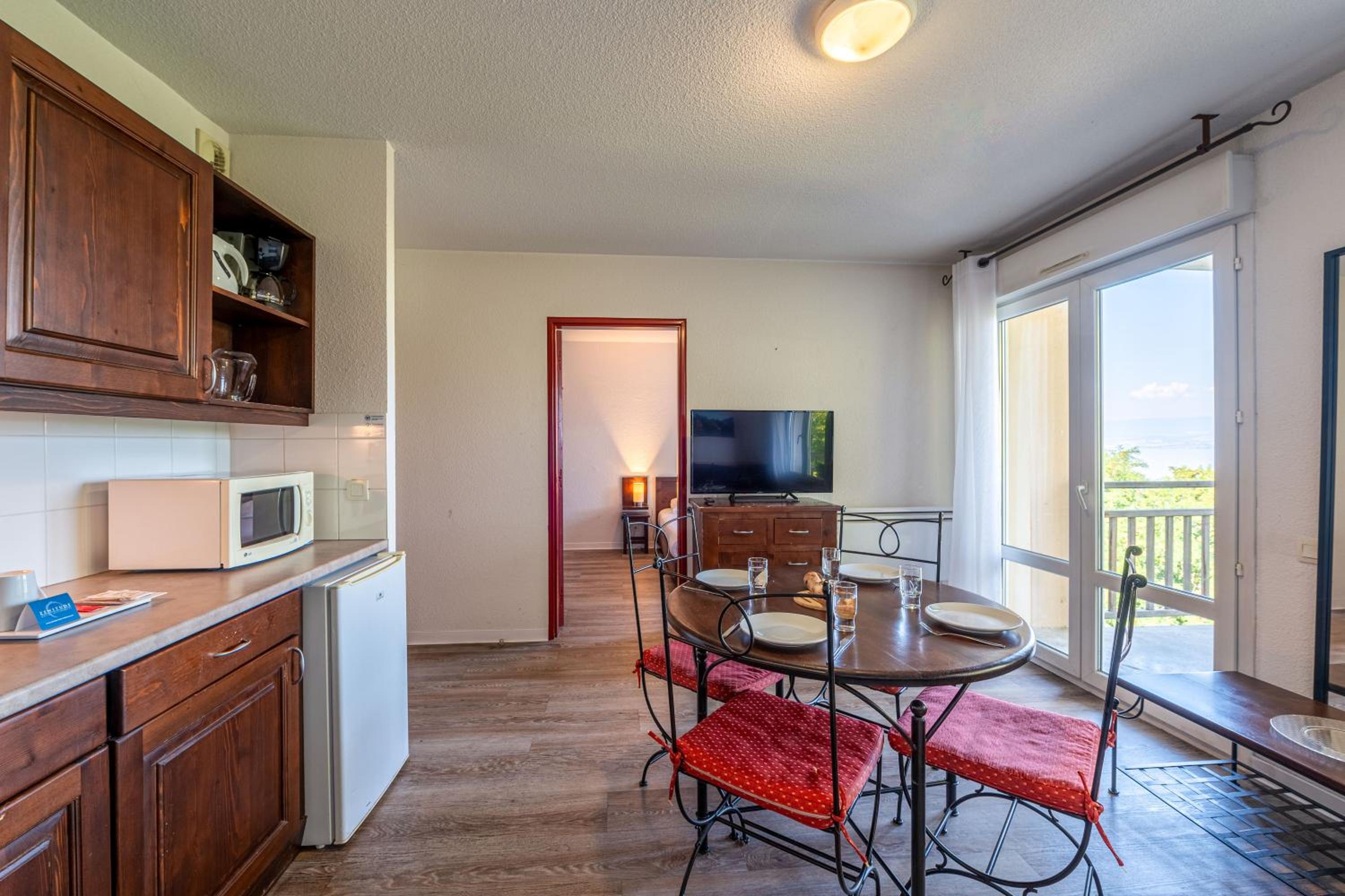 One Bedroom Apartment with Lake View - Photo 5