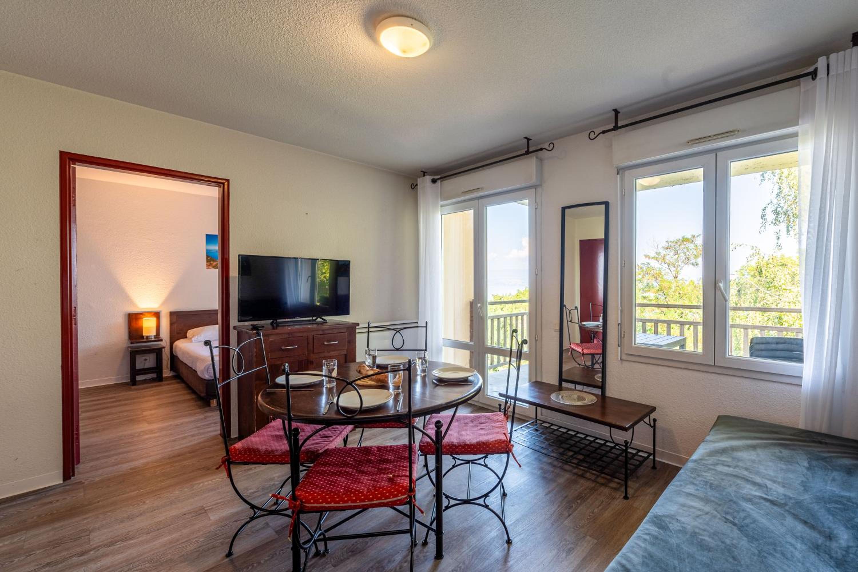 One Bedroom Apartment with Lake View - Photo 3