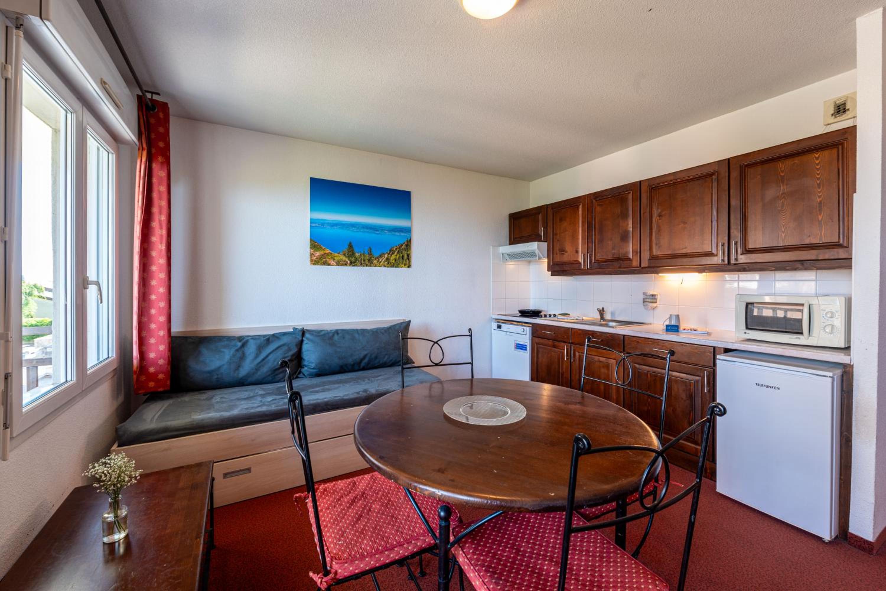 One Bedroom Apartment with Lake View - Photo 2