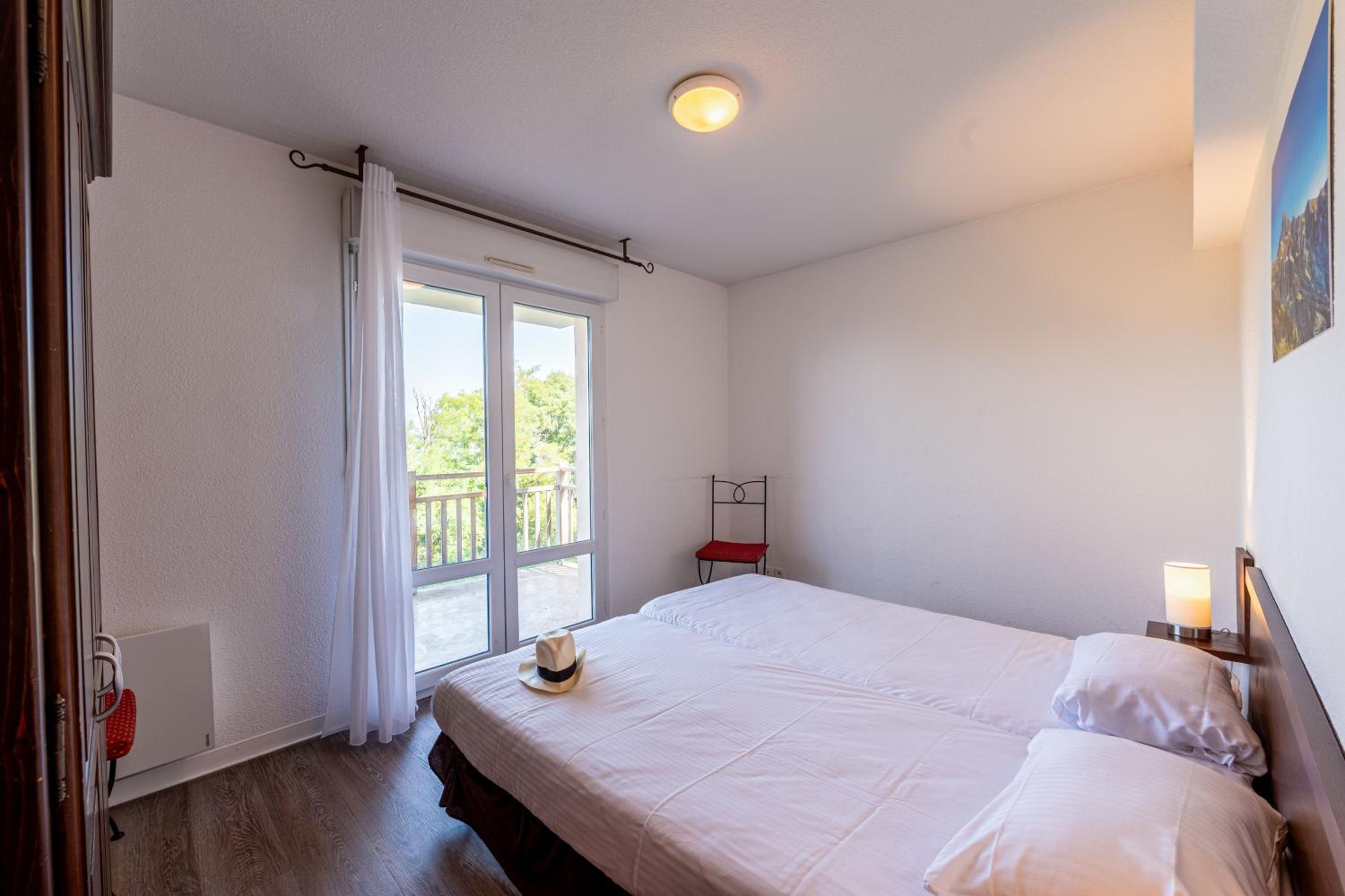 Two Bedroom Apartment with Lake View - Photo 1