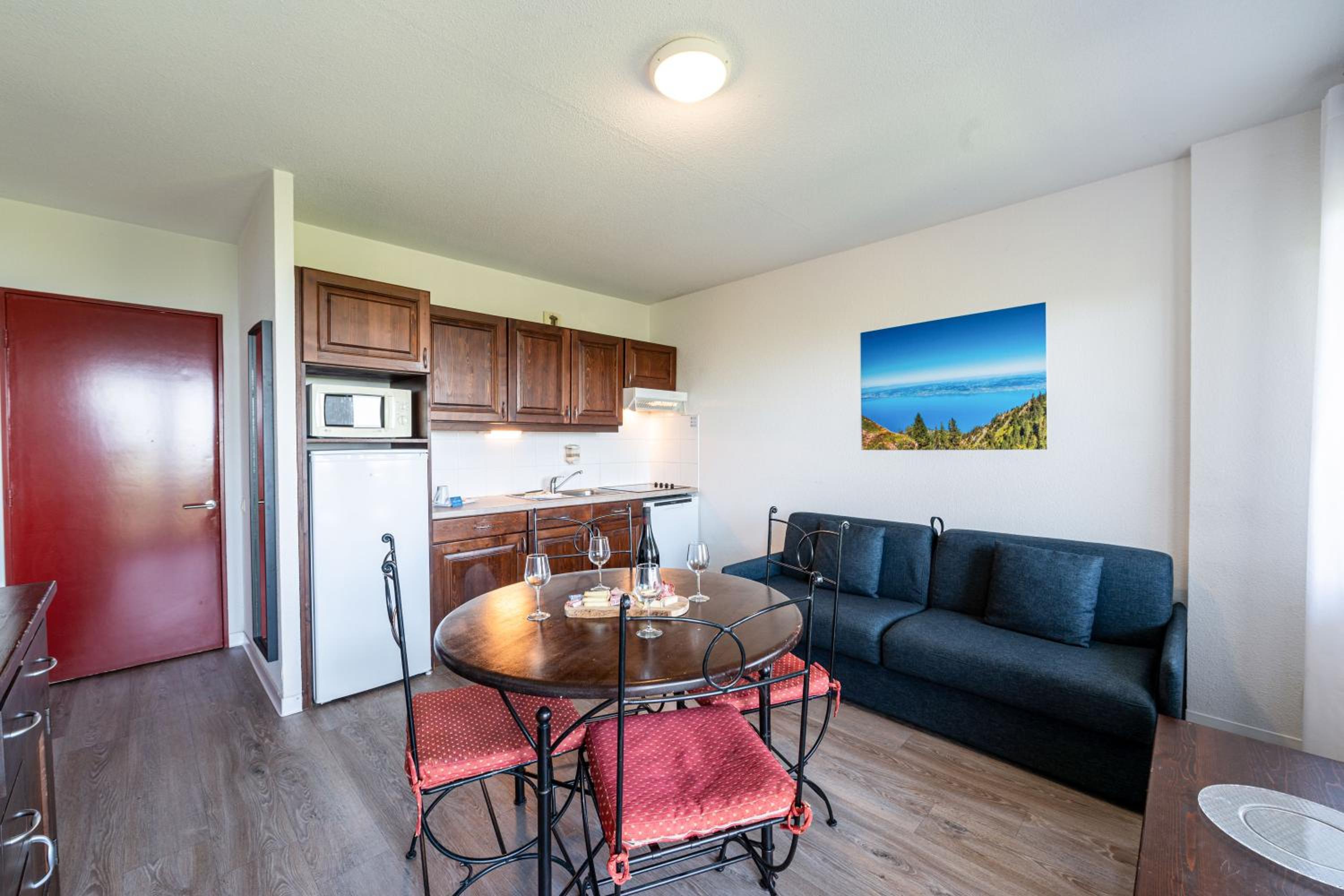 Two Bedroom Apartment with Lake View - Photo 7