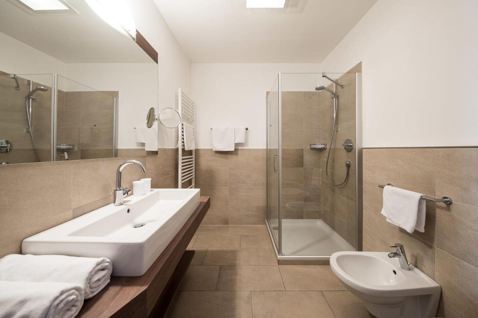 Deluxe Suite - Photo 6