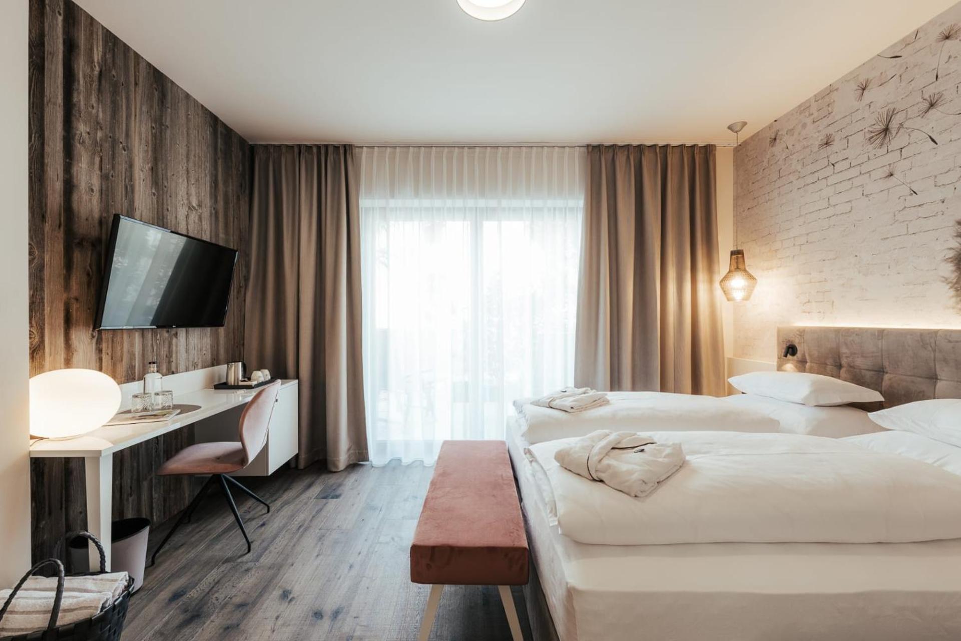 Budget Double Room - Photo 11