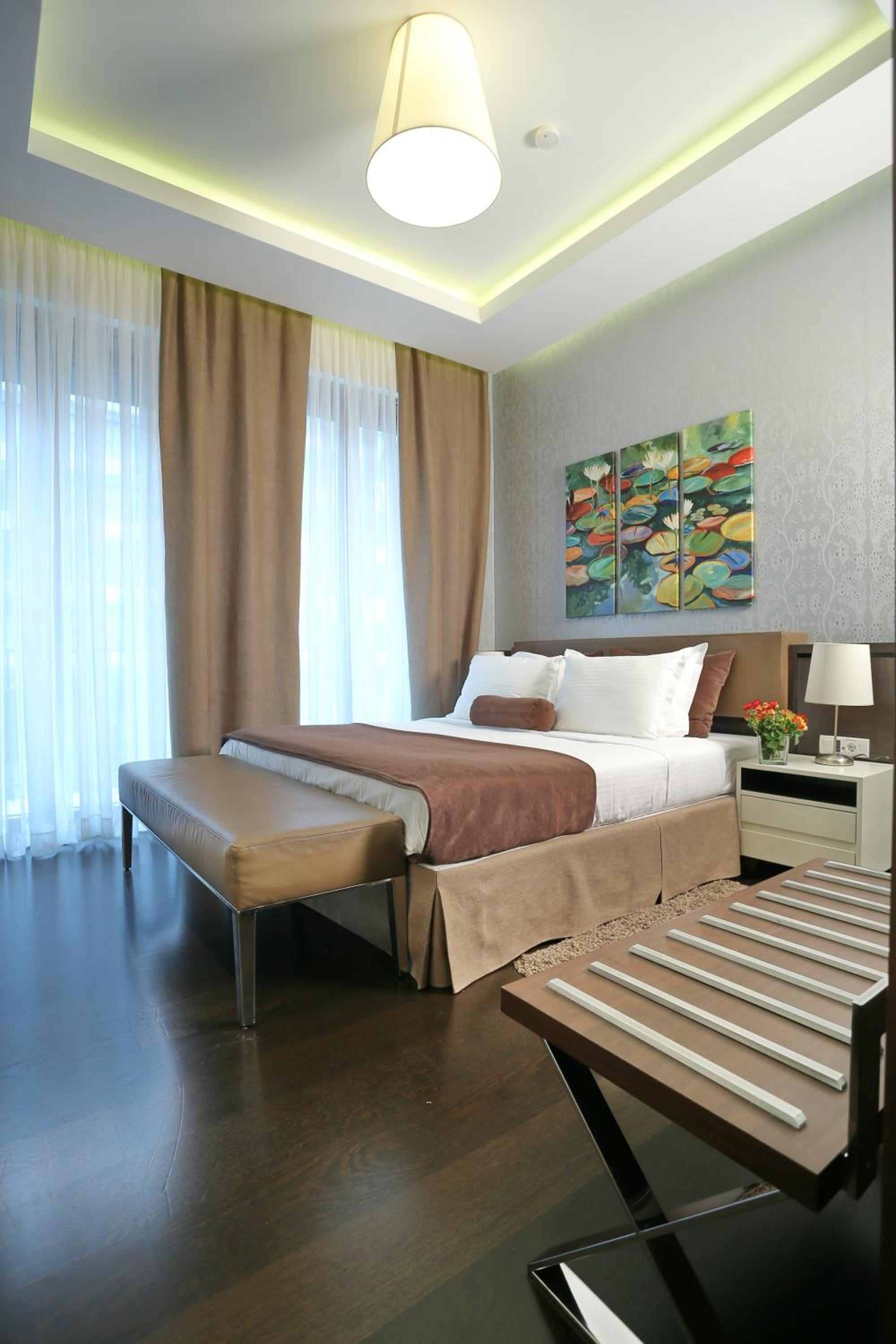 Luxury Suite with Free Parking - Photo 18