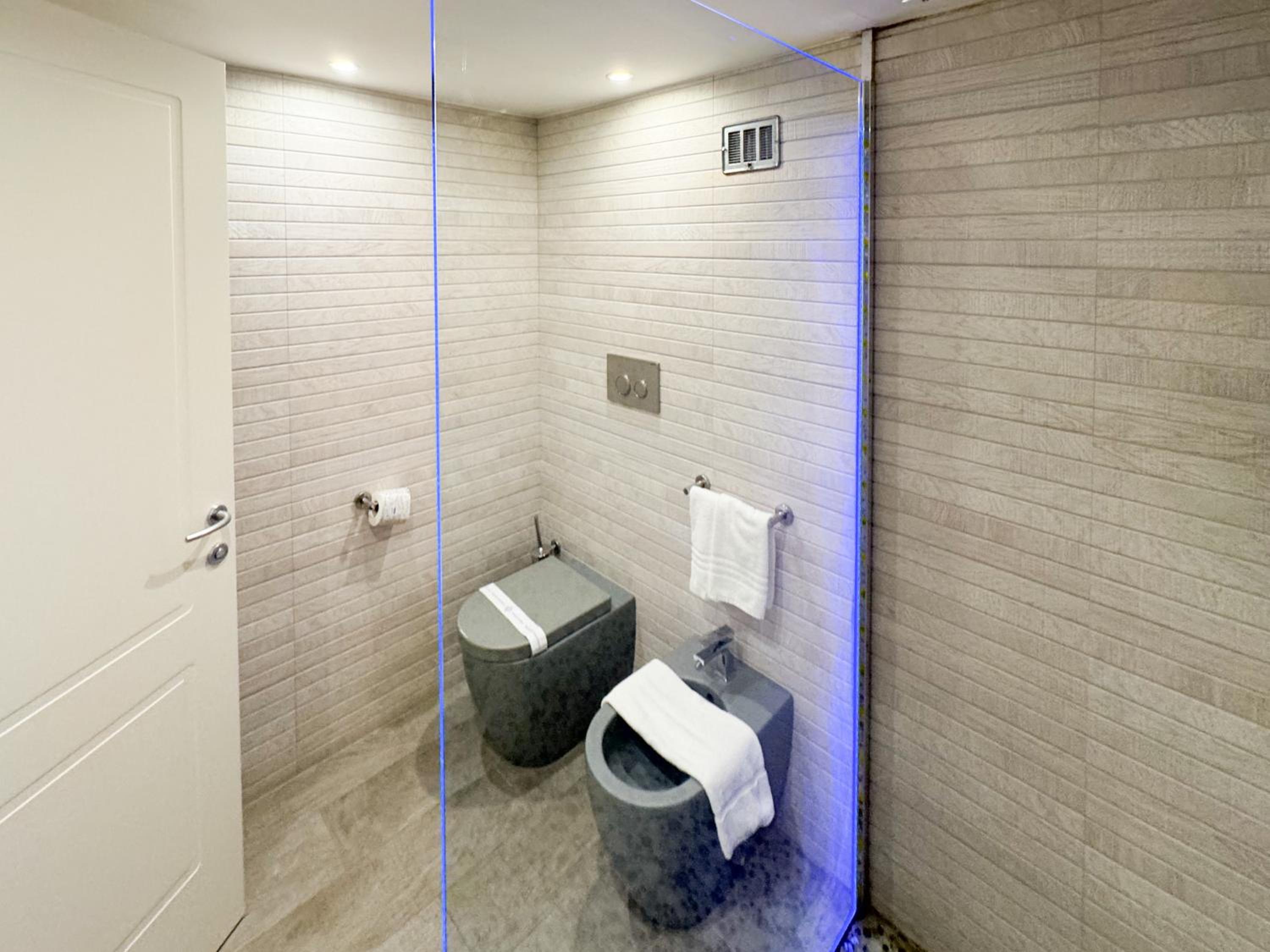 Suite - Photo 10