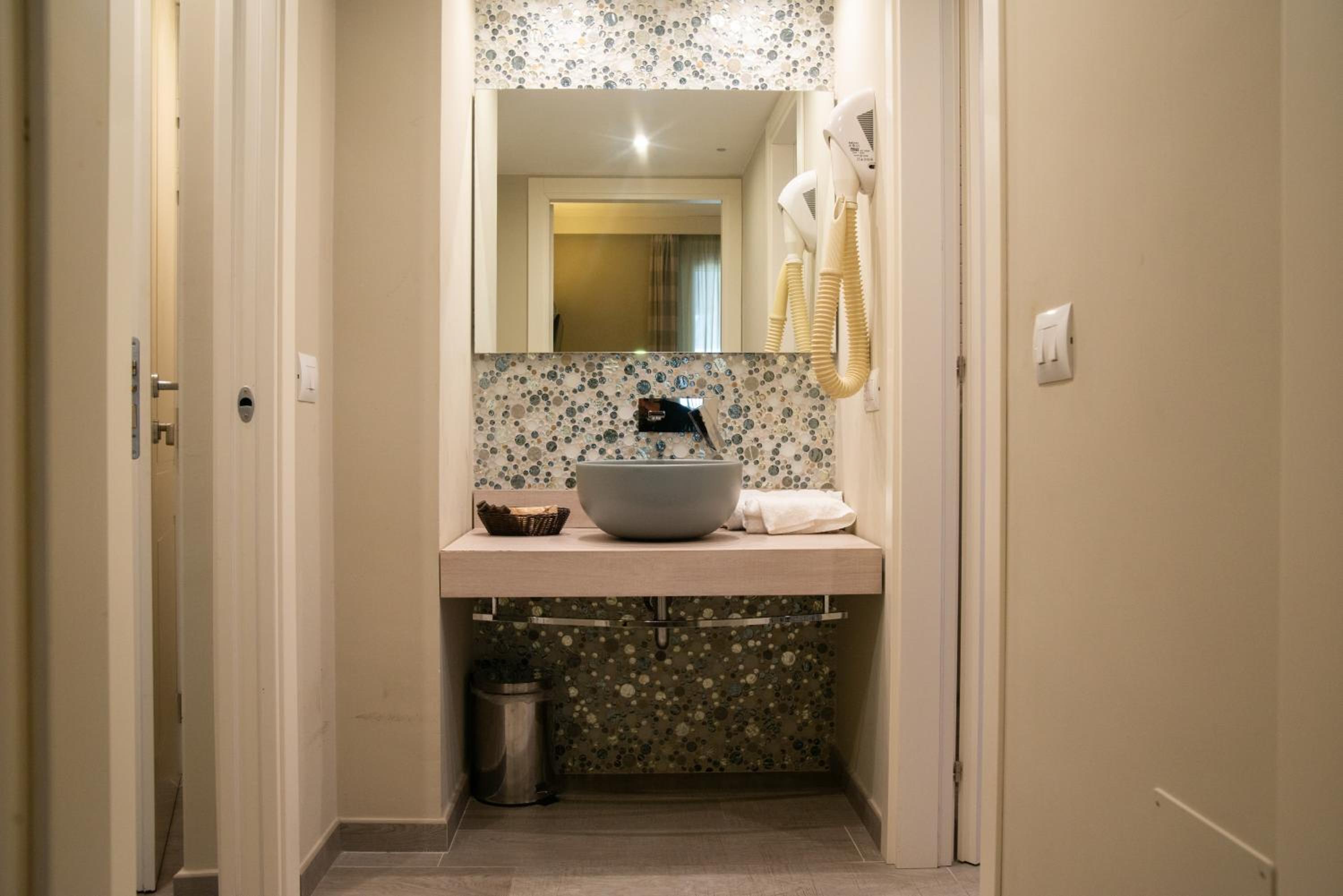 Suite - Photo 13