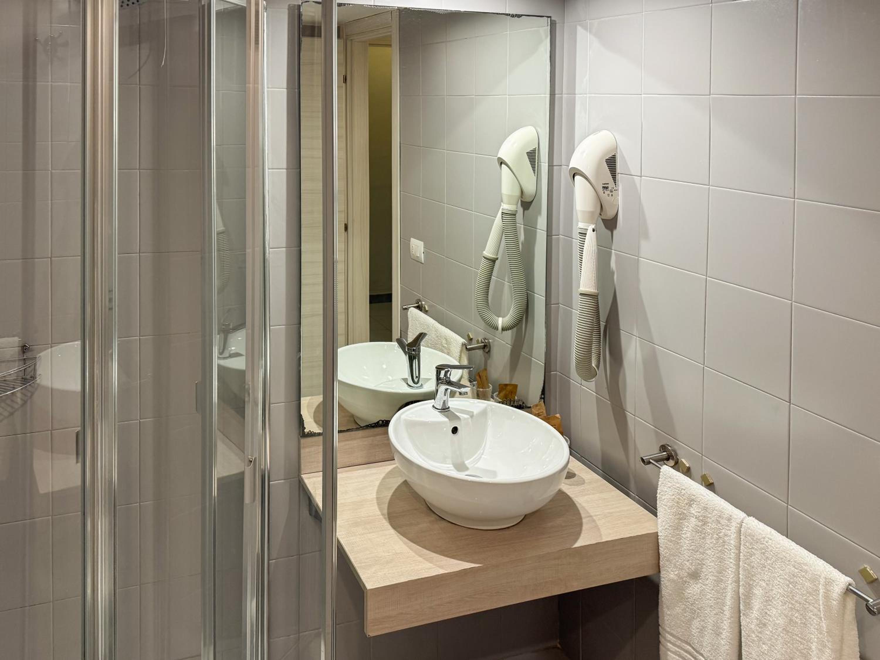 Double or Twin Room - Photo 3
