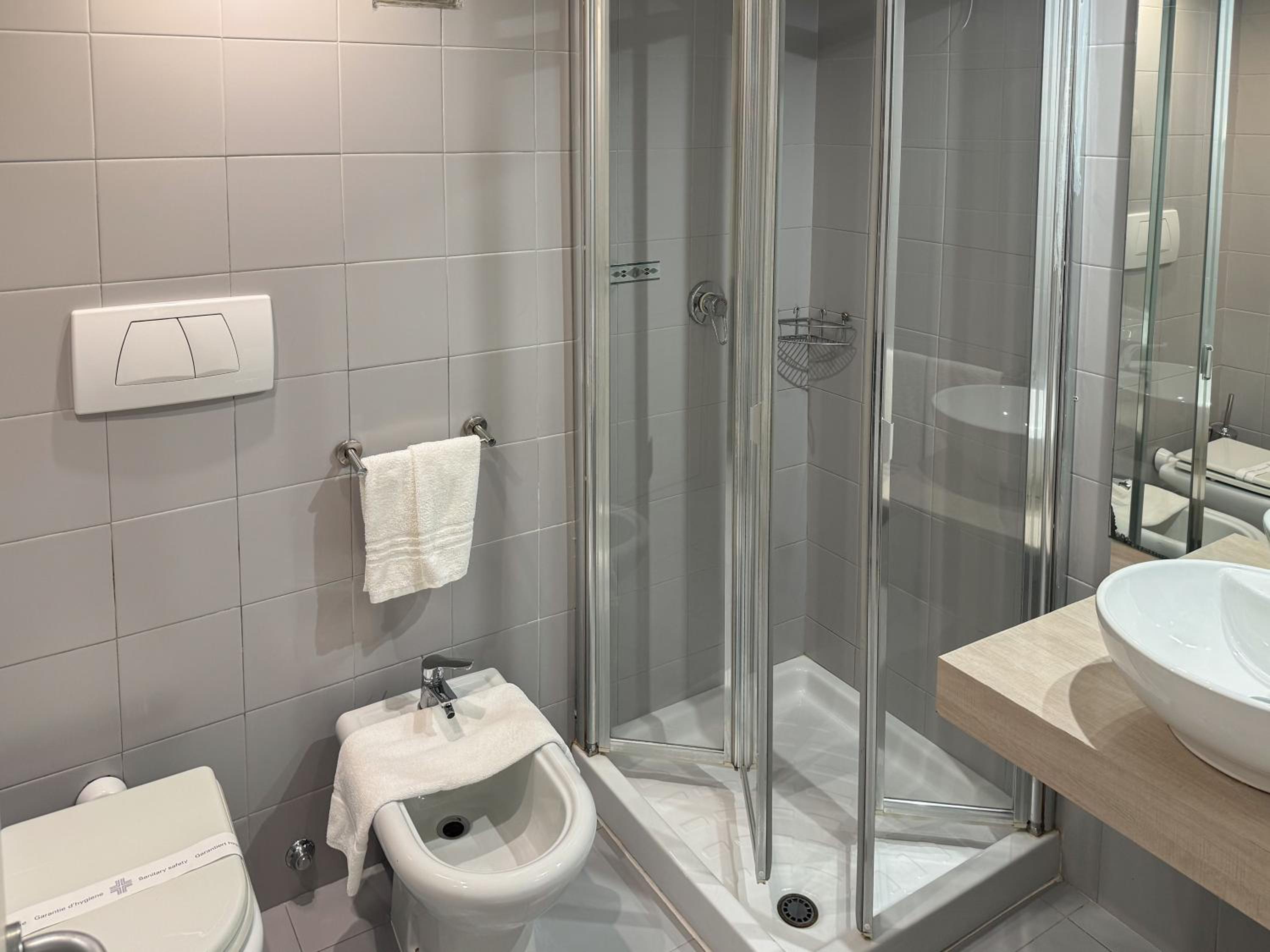 Double or Twin Room - Photo 8