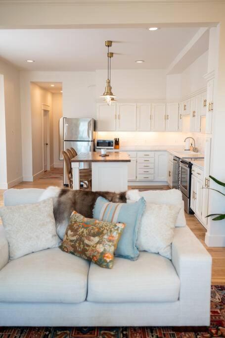 Three-Bedroom Apartment photo 2