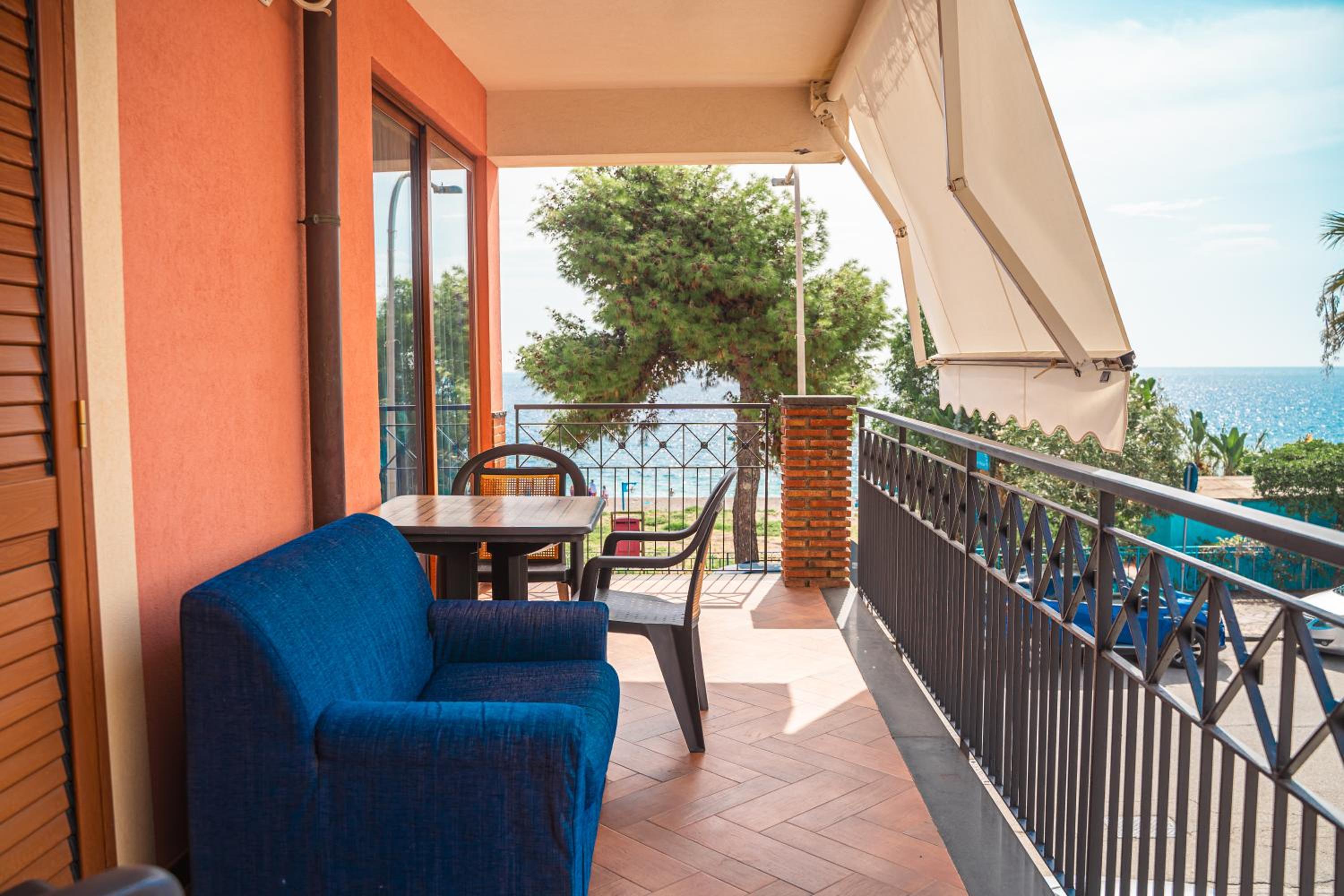 One-Bedroom Apartment with Balcony and Sea View photo 2