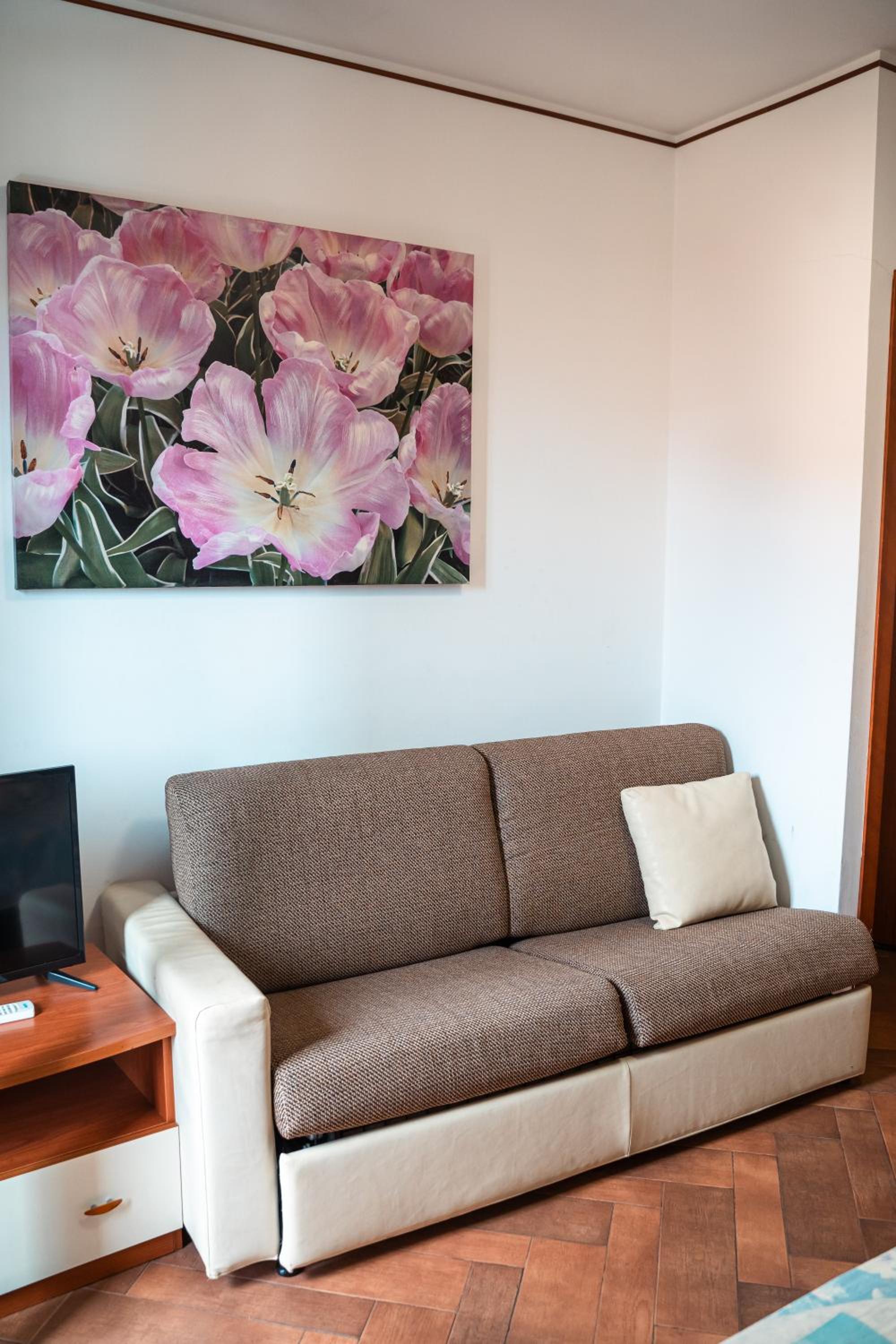 One-Bedroom Apartment photo 3