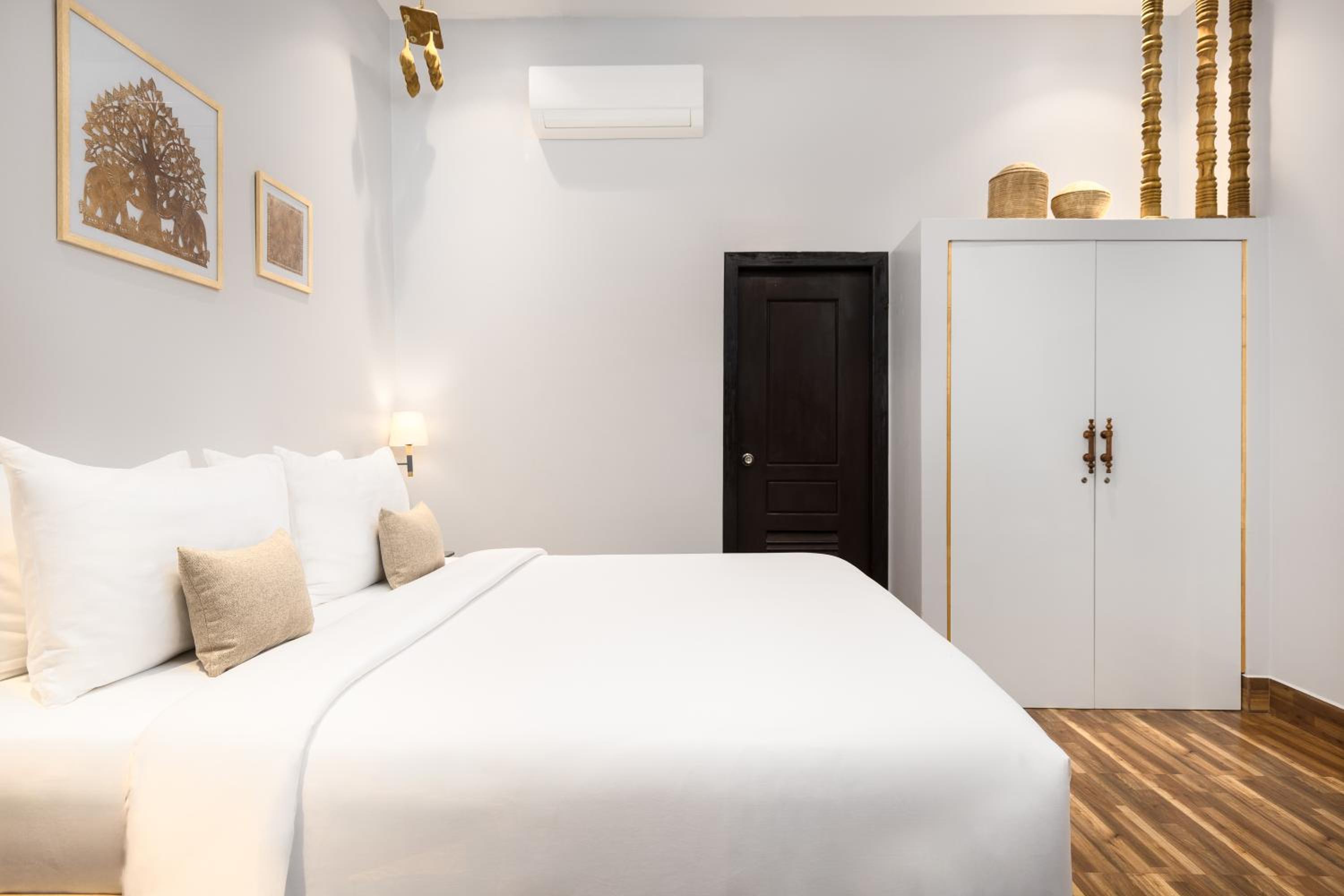 Deluxe King Room - Photo 9