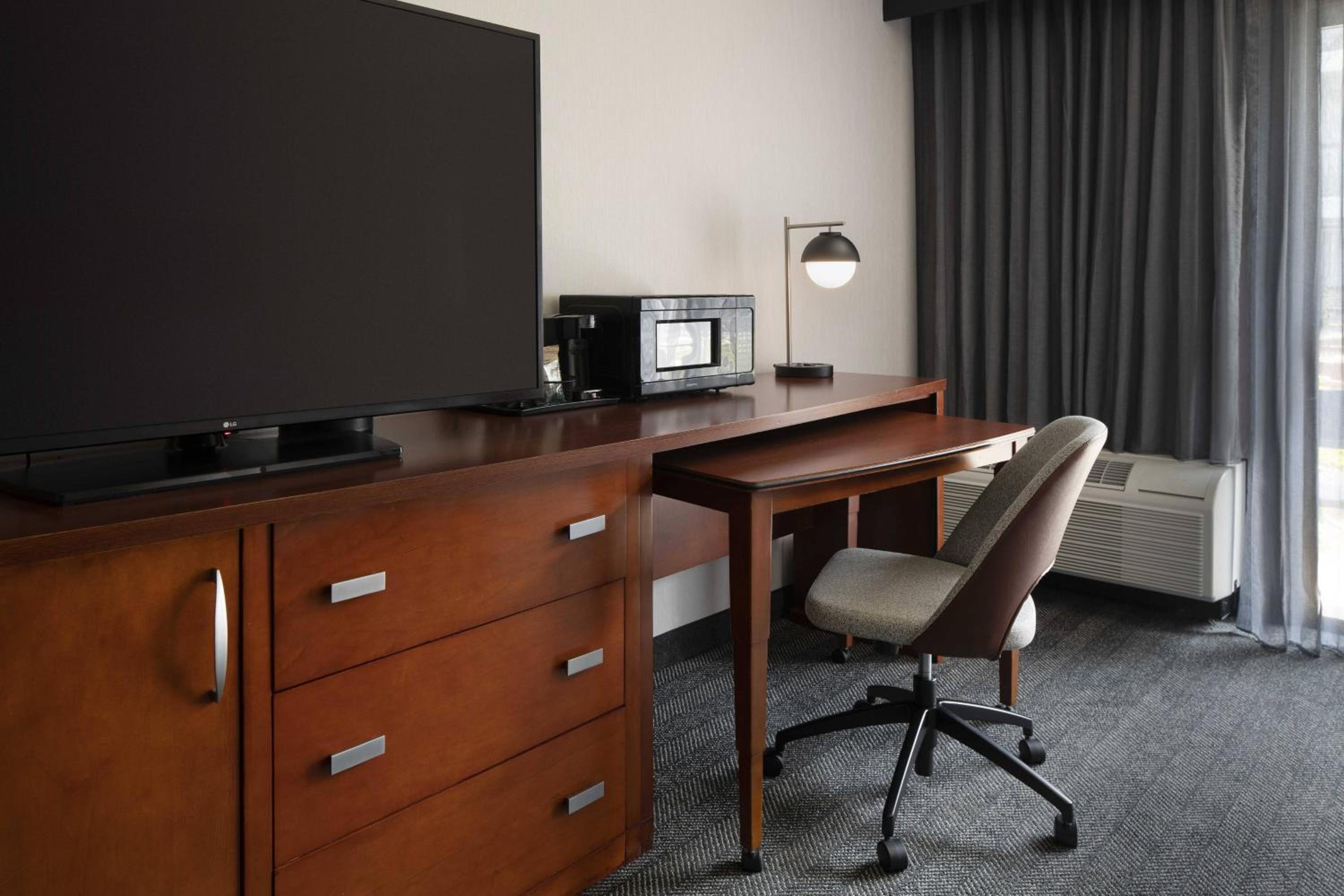 King Room with Sofa Bed - Photo 6