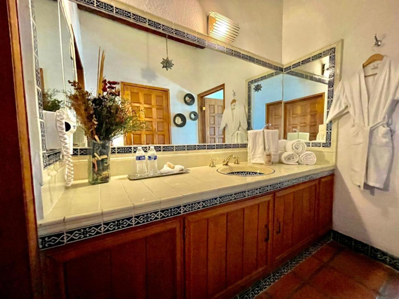 King Suite with Balcony - Photo 2