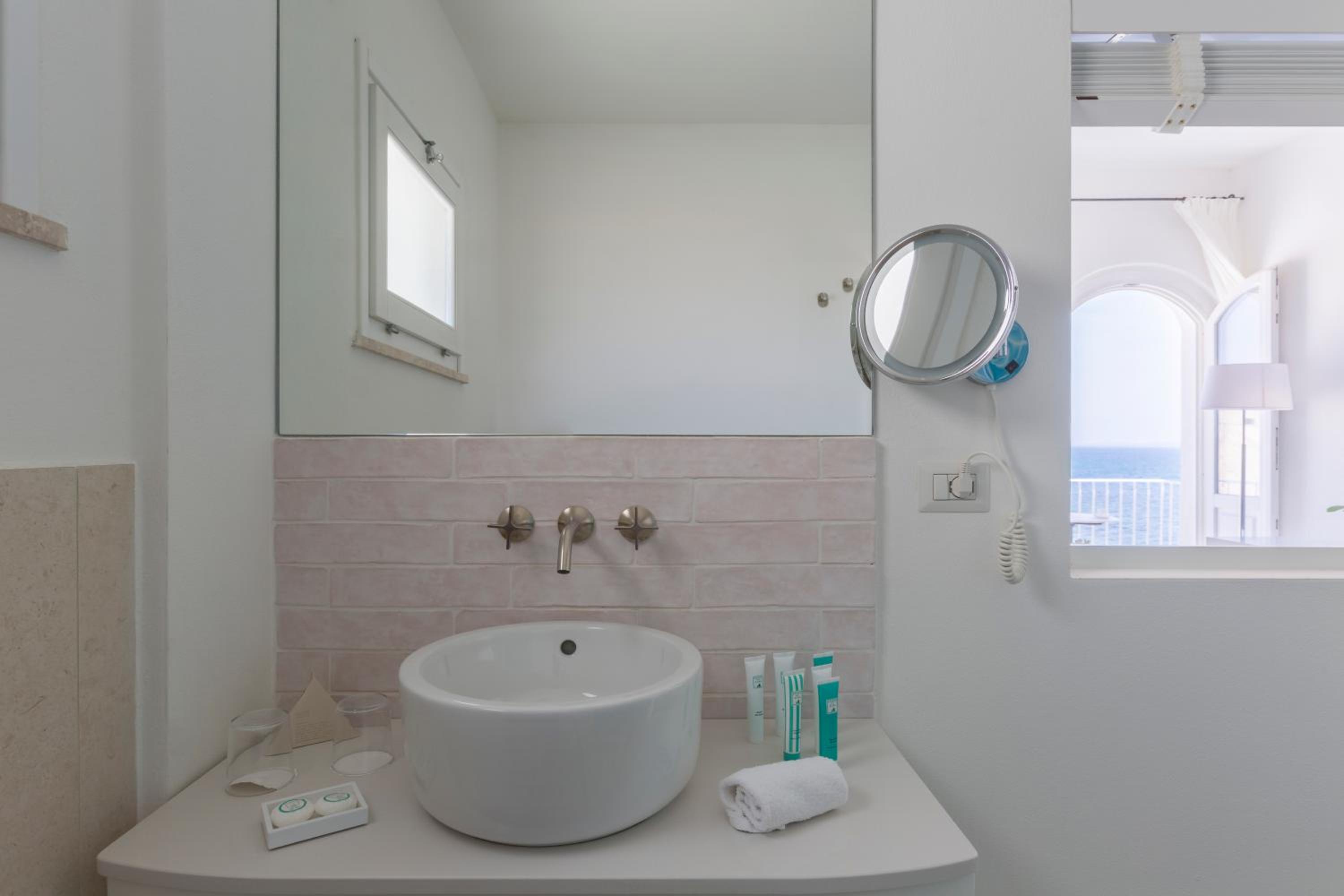 Deluxe Double Room with Side Sea View - Photo 8