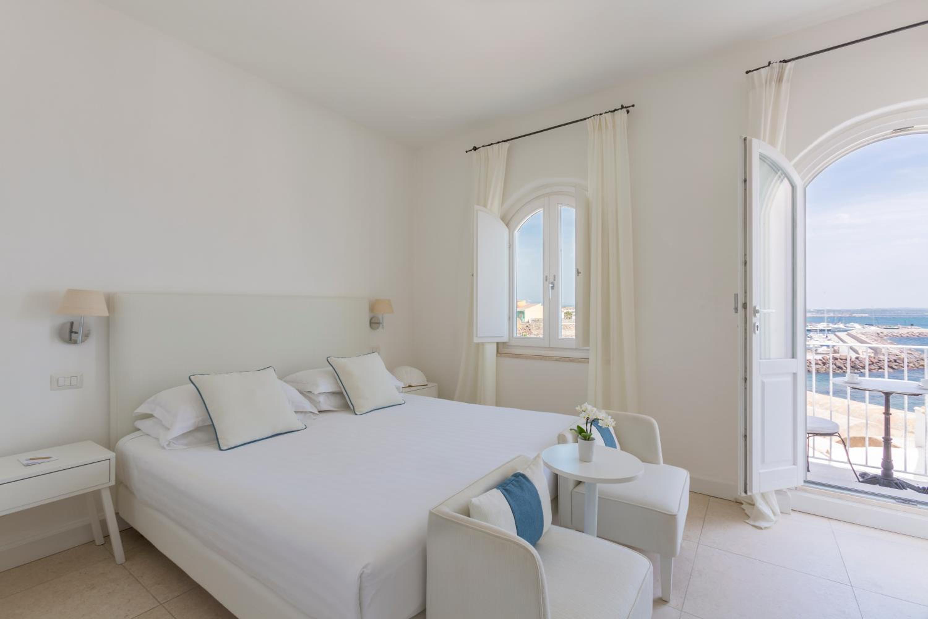 Deluxe Double Room with Side Sea View - Photo 7