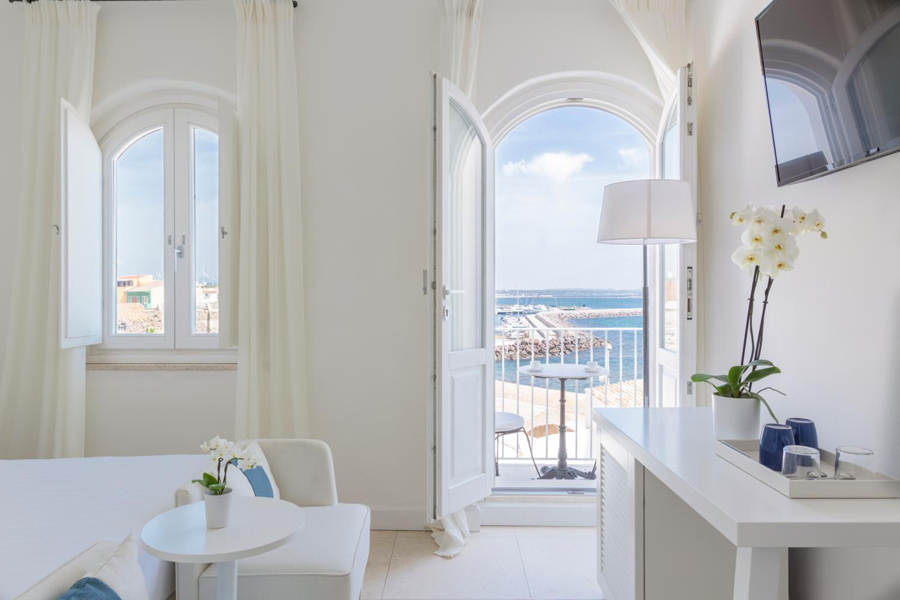 Deluxe Double Room with Side Sea View - Photo 5