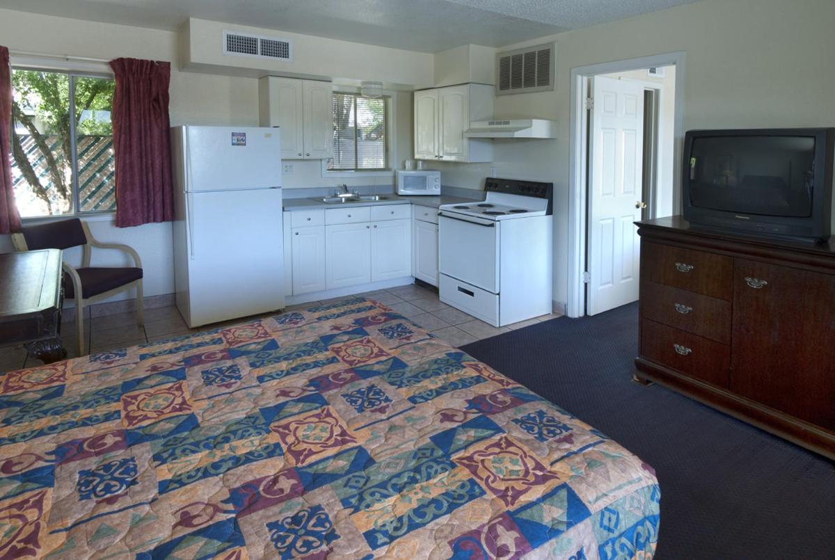 Executive Single Room 1 Bedroom King Bed Non Smoking - Photo 3