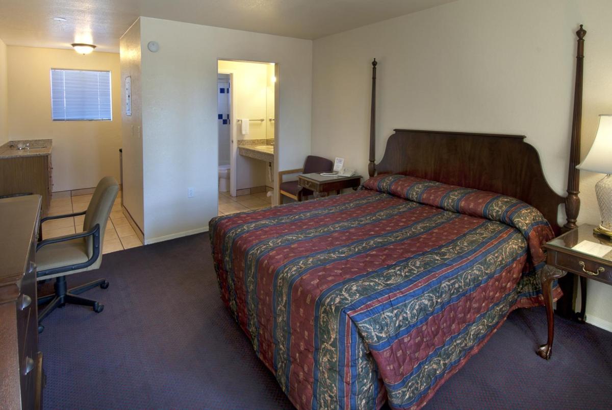 Superior Single Room 1 Queen Bed - Non Smoking - Photo 1
