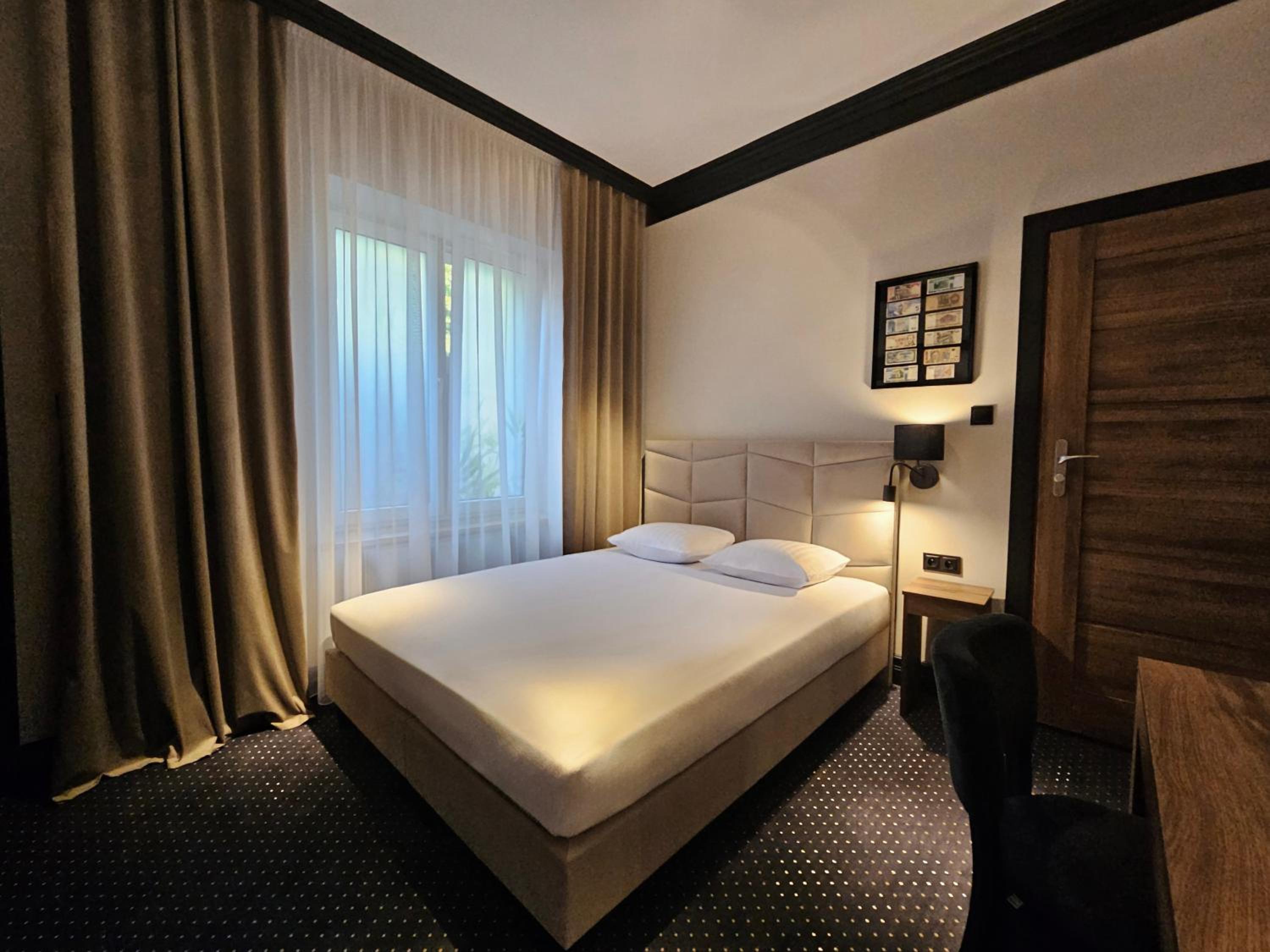 Small Double Room - Photo 13