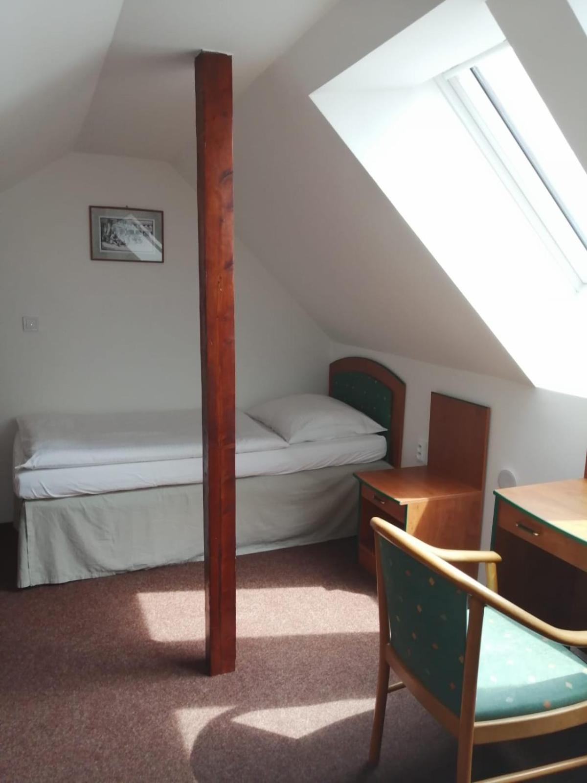 Standard Twin Room - Photo 17