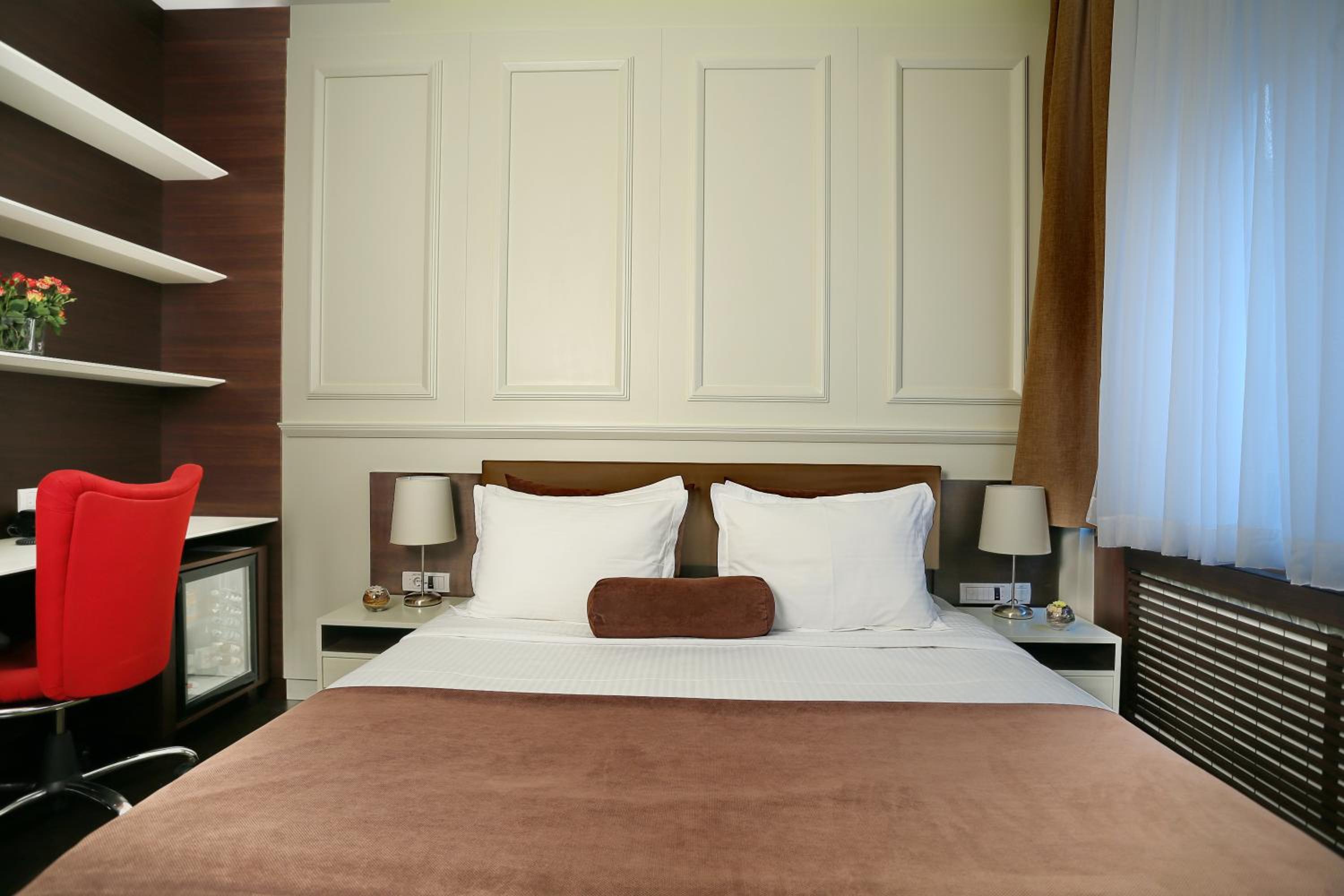 Luxury Suite with Free Parking - Photo 22