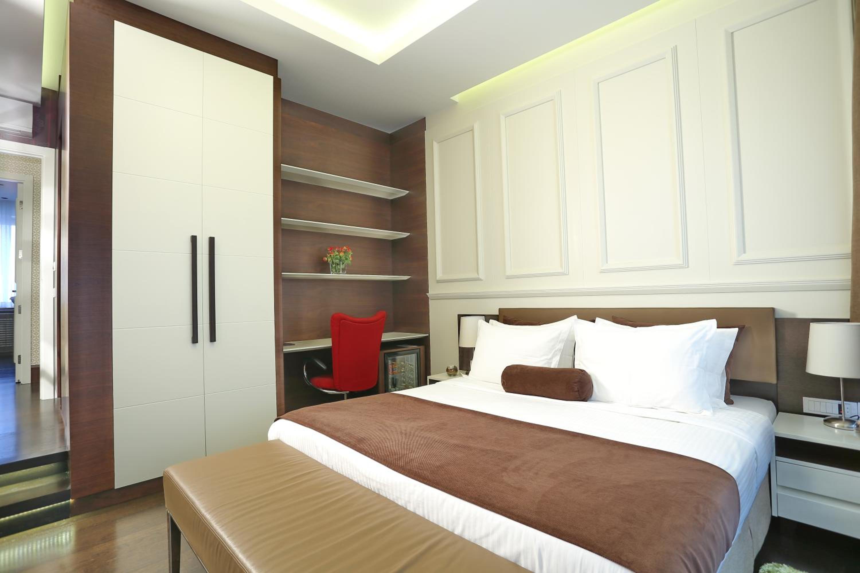 Luxury Suite with Free Parking - Photo 16