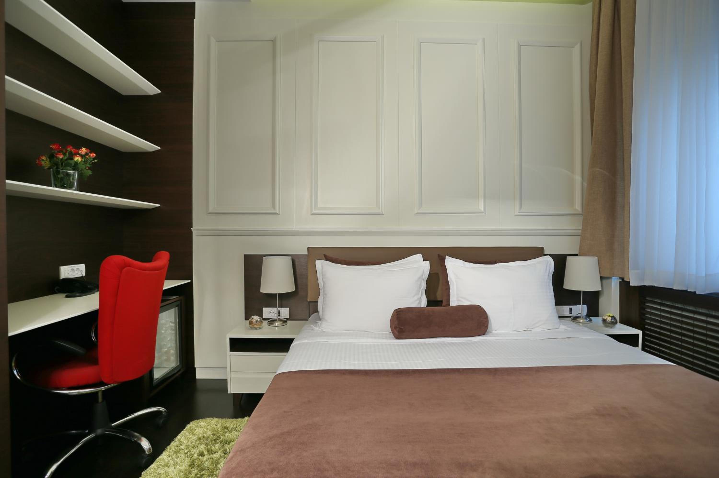 Luxury Suite with Free Parking - Photo 20