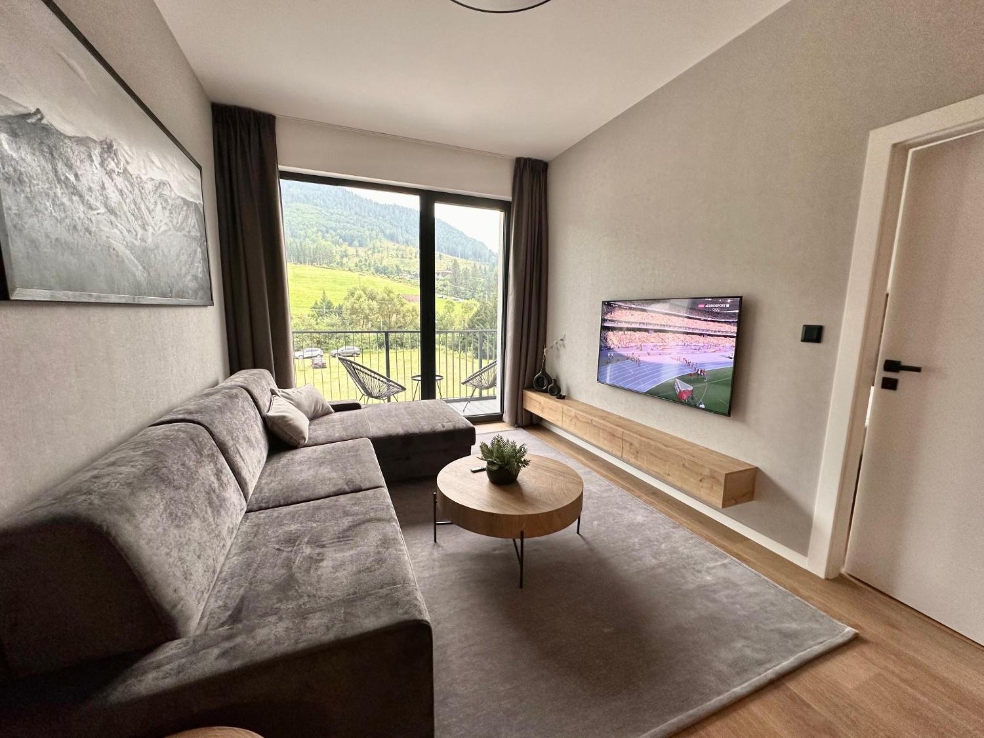 One-Bedroom Apartment with Balcony and Mountain View photo 1